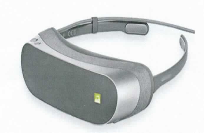Sog. Virtual Reality-Brille für Smartphones, Modell LGR100, im Wesentlichen bestehend aus einem Kunststoffkorpus sowie zwei optischen, justierbaren Linsen aus Kunststoff (äußere Form siehe Abblildung in der Anlage). Das Gerät wird durch ein Kabel mit einem Smartphone verbunden. Es dient zum Betrachten von auf dem Smartphone abgespielten Videos im 3D-Format.

Die Ware wird als "brillenähnliche Ware, keine Sonnenbrille, mit Brillengläsern aus Kunststoffen" eingereiht.