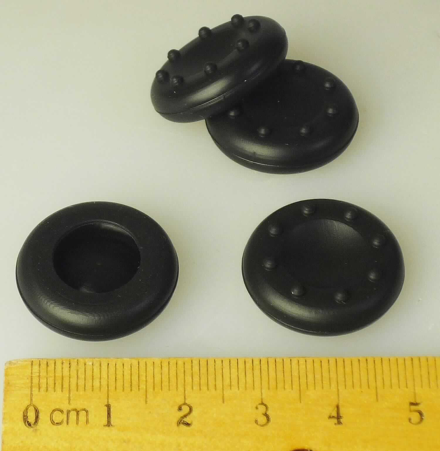 Es handelt sich um vier spezifisch geformte Abdeckkappen (Durchmesser ca. 22 mm; Höhe ca. 5 mm) aus elastischen Kunststoffen, die als Aufsätze für die Bedienknöpfe von so genannten Analogsticks für Gamecontroller bestimmt sind. Die in einer Pappschachtel aufgemachten Abdeckkappen sind auf der Oberseite mit einer runden Vertiefung und mehreren rutschhemmenden Noppen versehen.

Derartige Erzeugnisse werden zolltariflich als "Zubehör, erkennbar hauptsächlich für eine Videospielkonsole, nicht von den Unterpositionen (KN) 9504 2000 bis 9504 4000 erfasst" eingereiht.