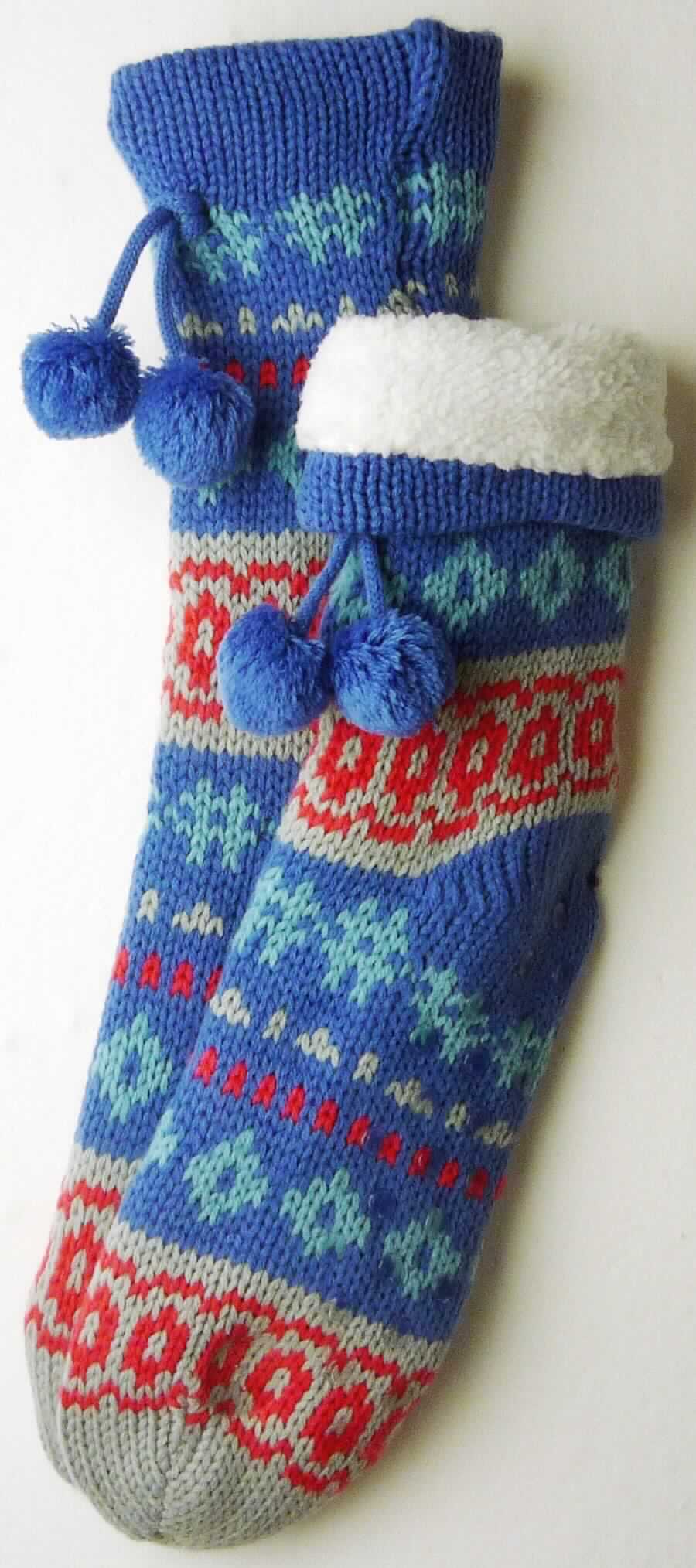 Socken, sog. Homesocks, Art. 7196161, Größe 39-42, Foto siehe Anlage,
- doppelt gearbeitet, mit einer Außenseite aus ca. 3,2 mm dicken, buntgewirkten Gestricken aus laut 
  Antrag 100 % Polyacryl und einer Innenseite aus einfarbigen Plüschgewirken aus laut Antrag 100 % Polyester
  (beides synthetische Chemiefasern), 
- durch Zusammennähen konfektioniert,
- mit ausgearbeiteter Ferse,
- am oberen Abschluss mit zwei an Kordeln befestigten "Bommeln" verziert,
- die Knöchel bedeckend, nicht bis zur Mitte der Wade reichend, deshalb kein Strumpf, somit keine Ware der 
  Unterpositionen 6115 10 und 6115 30,
- mit Noppen zur Erhöhung der Rutschfestigkeit auf der Lauffläche, die keine angebrachte Laufsohle darstellen, 
  somit keine Schuhe.

"Socken, aus Gestricken, aus synthetischen Chemiefasern"