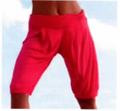 Kurze Hose, sog. Hose kurz für Frauen/Mädchen aus 100 % Modal gewirkt, Größe 38, Foto siehe Anlage,
- aus ca. 0,5 mm dicken, einfarbigen Gewirken aus laut Antrag 100 % Modal (künstliche Chemiefasern),
- in der Taille abschließend, mit einem angesetzten, teilweise elastischen Taillenbund,
- ohne Öffnung und ohne Verschluss,
- ohne Hinweise auf den Trägerkreis (unisex),
- mit kurzen Hosenbeinen, die nicht die Knie bedecken (Seitenlänge: ca. 55 cm),
- an den Beinabschlüssen mit angesetzten, verengenden Bündchen.

"Kurze Hose, aus Gewirken, für Frauen, aus künstlichen Chemiefasern"