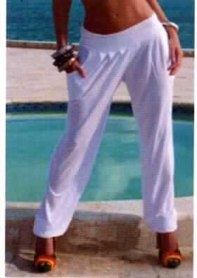 Lange Hose, sog. Hose lang für Frauen/Mädchen aus 100 % Modal gewirkt, Größe 38, Foto siehe Anlage,
- aus ca. 0,5 mm dicken, einfarbigen Gewirken aus laut Antrag 100 % Modal (künstliche Chemiefasern),
- in der Taille abschließend, mit einem angesetzten, elastischen Taillenbund, 
- ohne Öffnung und ohne Verschluss,
- ohne Hinweise auf den Trägerkreis (unisex),
- vorn mit zwei eingesetzten, offenen Taschen,
- mit knöchellangen Hosenbeinen, an den Beinabschlüssen mit angesetzten, verengenden Bündchen.

"Lange Hose, aus Gewirken, für Frauen, aus künstlichen Chemiefasern"
