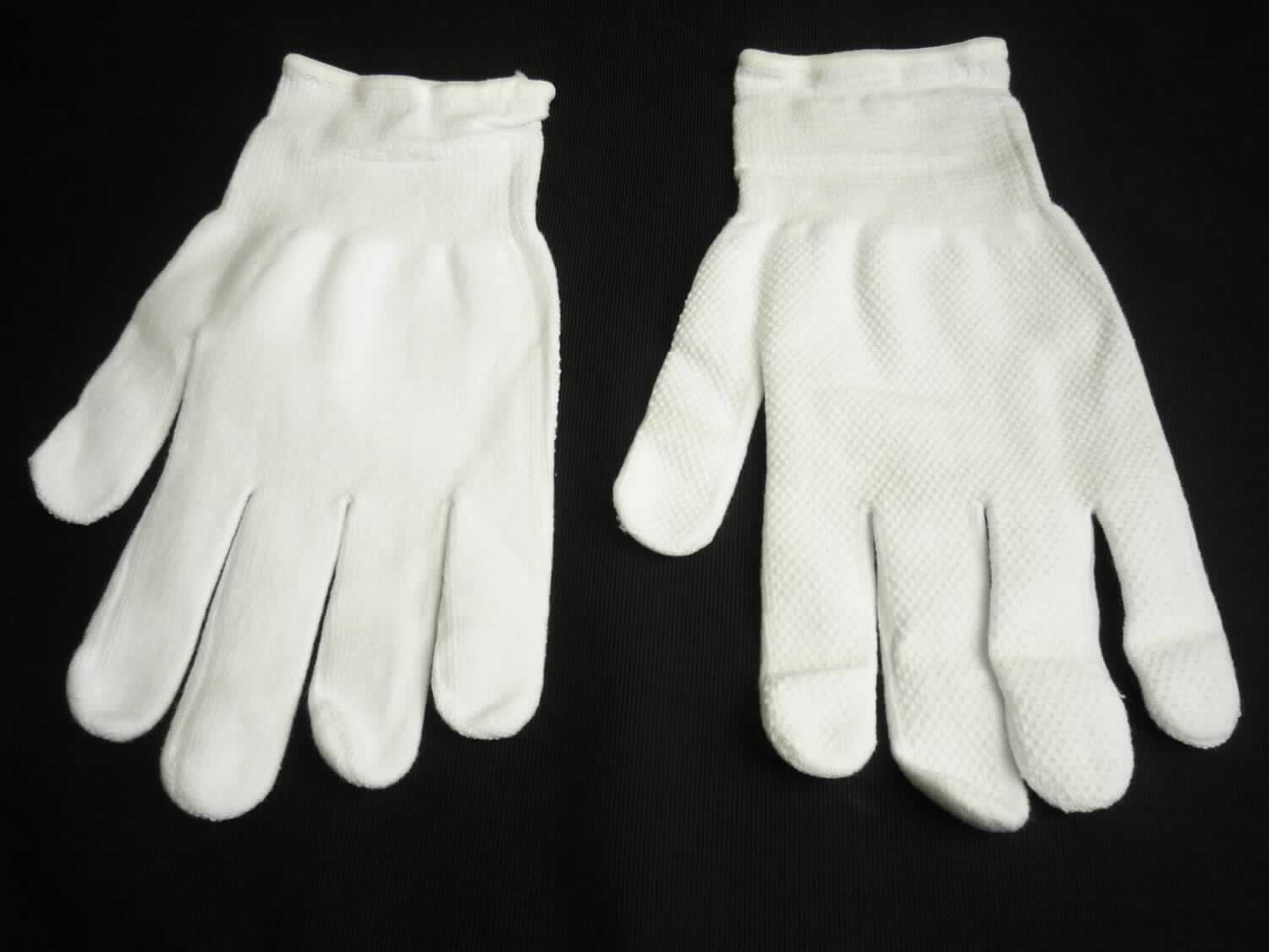 Fingerhandschuhe, sog. Microdot-Baumwollhandschuhe; Art-Nr. MICRO, in Größe 10, Foto siehe Anlage,
- als Fünffingerhandschuhe gearbeitet,
- aus einfarbigen Gewirken aus laut Antrag 100 % Baumwolle,
- abgepasst gewirkt,
- im Bereich der Hand- und Fingerinnenflächen rutschhemmend mit Kunststoffnoppen bedruckt (nicht bestrichen 
  oder überzogen, somit keine Ware der Unterposition 6116 10),
- mit einer gerippt gewirkten Stulpe, die am unteren Rand mit einer Überwendlichnaht gesäumt und mit einem 
  eingezogenen "Gummi" ausgestattet ist.

"Fingerhandschuhe, aus Gewirken, andere als in der Unterposition 6116 10 genannte, aus Baumwolle"
