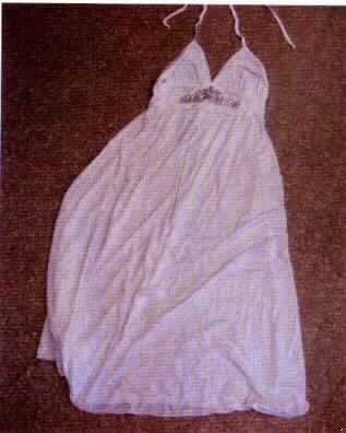 Kleid, sog. Kleid lang für Frauen/Mädchen aus 100 % Modal gewirkt, Größe 38, Foto siehe Anlage,
- aus ca. 0,5 mm dicken, einfarbigen Gewirken aus laut Antrag 100 % Modal (künstliche Chemiefasern),
- bis zu den Knöcheln reichend (Rückenlänge in getragenem Zustand: ca. 139 cm); kann aufgrund der Länge
  ohne ein weiteres, den Unterkörper bedeckendes Kleidungsstück getragen werden,
- mit Trägern, die im Nacken gebunden werden (sog. Neckholder),
- schulterfrei, den oberen Teil des Rückens nicht bedeckend,
- ohne Öffnung und ohne Verschluss,
- im Brustbereich doppellagig gearbeitet, unterhalb der Brust mit einer Stickerei aus Perlen verziert,
- hinten am oberen Rand mit einem ca. 8 cm breiten, elastischen Abschluss,
- am unteren Rand mit einer Überwendlichnaht gesäumt.

"Kleid, aus Gewirken, für Frauen, aus künstlichen Chemiefasern"