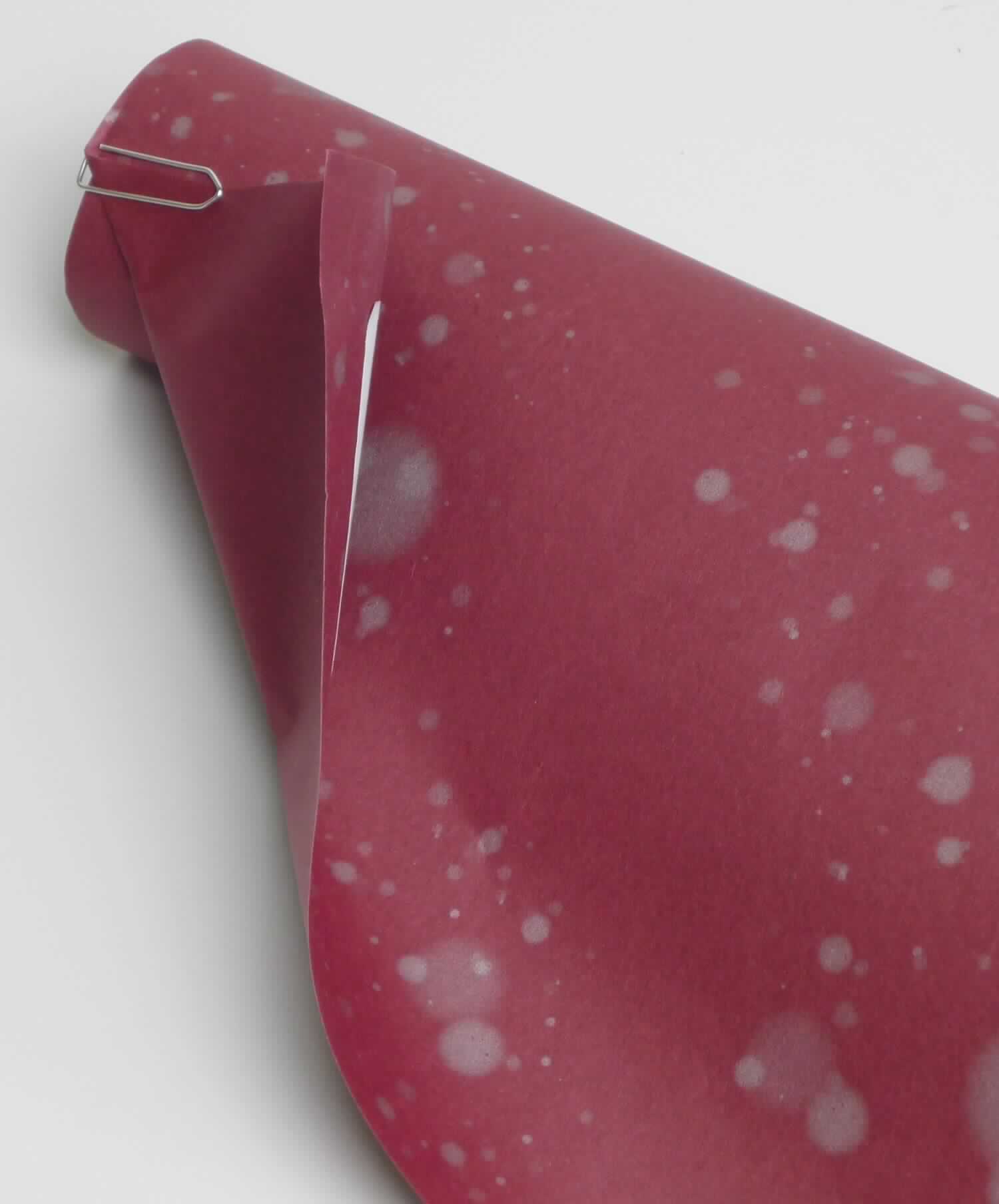 Bei dem vorliegenden Warenmuster handelt es sich nach den ergänzenden Angaben der Antragstellerin um einen etwa 50,6 x 38,0 cm großen Bogen aus rot gefärbtem Papier, der einseitig mit einem blass silberfarbigen Punktemuster bedruckt ist. Er soll als Weihnachtsgeschenkpapier verwendet werden.

Abbildung siehe Anlage. 


Derartige Waren gehören als "andere Papiere, bedruckt, in rechteckigen Bogen, jeder Größe, ausgenommen Waren von der in der Position 4803, 4809 oder 4810 beschriebenen Art" zur Codenummer 4811 90 00 00 0 des Zolltarifs.