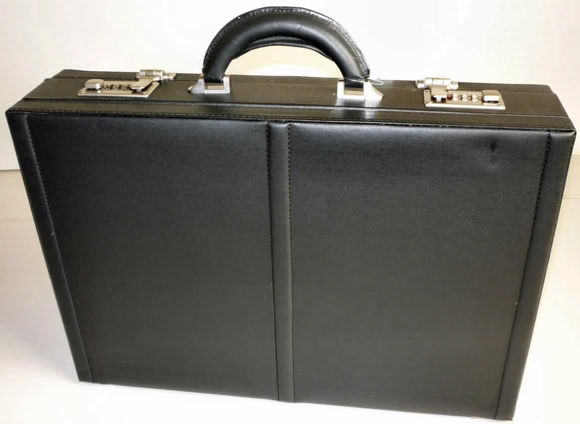 Aktenkoffer, sog. Diplomatenkoffer in Lederlook, Foto siehe Anlage, 
- mit einer Außenseite aus Kunststofffolien (strukturiert),
- in den Abmessungen: ca. 46 cm (Breite) x 31 cm (Höhe) x 11 cm (Tiefe),
- mit vier Stellfüßen aus unedlem Metall,
- mit einem Bügeltragegriff aus Kunststoff,
- mit zwei Zahlenschlössern mit Schnappverschluss,
- die Innenseite des Deckels ist mit drei Stiftlaschen und diversen
  Einsteckfächern in verschiedenen Formaten ausgestattet,
- innen mit Spinnstoff gefüttert.

"Aktenkoffer mit Außenseite aus Kunststofffolien"