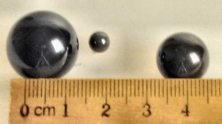 Keramische Waren zu technischen Zwecken, sog. Keramikkugeln, Foto siehe Anlage,
- in Form von grauen Kugeln, 
- in verschiedenen Durchmessern (18,3 mm, 13,5 mm und 5,6 mm), 
- nach vorheriger Formgebung keramisch gebrannt, 
- aus (laut Antrag) Siliciumnitrid (Si3N4), 
- mit einer Mohsschen Härte von weniger als 9, 
- zum Einbau in Wälzlager bestimmt, 
- keine Zuweisung zu Position 8482, da aus keramischen Stoffen.

"Keramische Ware zu technischen Zwecken, Kugeln aus Siliciumnitrid (Si3N4), 
 mit einer Mohsschen Härte von weniger als 9"