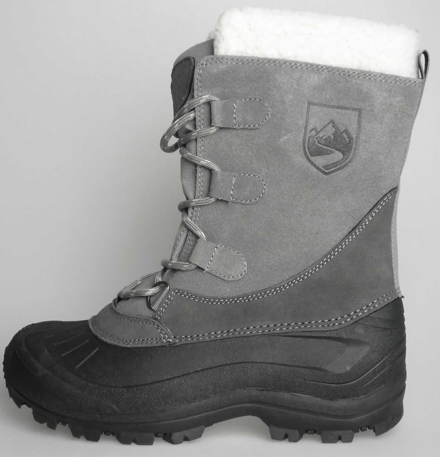 Freizeitstiefel (lt. Antrag: "Damen Canadian Boots, Art. 384229 Fb: grau (Modell 2016)", Foto siehe Anlage)
- mit Laufsohlen aus (lt. Antrag) Kautschuk; ohne Hauptsohle aus Holz,
- mit Oberteil aus Leder (den größten Teil der Außenfläche bildend) und Kunststoff,
- auf das Oberteil ist im hinteren Bereich ein Stück aus Spinnstoff als Verstärkungsteil aufgesetzt,
- mit einem herausnehmbaren Innenfutter aus Spinnstoff,
- mit Schnürsenkelverschluss,
- ohne Metallschutz in der Vorderkappe,
- den Knöchel, jedoch nicht die Wade bedeckend,
- mit einer Länge der Innensohle von mehr als 24 cm,
- nicht als Männer- oder Frauenschuhe erkennbar

"Schuhe mit Laufsohlen aus Kautschuk und Oberteil aus Leder, andere als in den UPos. 6403 1200 
 bis 6403 9111 genannt, nicht als Männer- oder Frauenschuhe erkennbar"