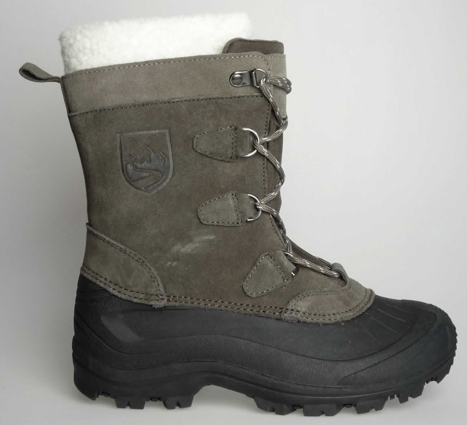 Freizeitstiefel (lt. Antrag: "Damen Canadian Boots, Art. 384229 Fb. braun (Modell 2016)", Foto siehe Anlage)
- mit Laufsohlen aus (lt. Antrag) Kautschuk; ohne Hauptsohle aus Holz,
- mit Oberteil aus Leder (den größten Teil der Außenfläche bildend) und Kunststoff,
- auf das Oberteil ist im hinteren Bereich ein Stück aus Spinnstoff als Verstärkungsteil aufgesetzt,
- mit einem herausnehmbaren Innenfutter aus Spinnstoff,
- mit Schnürsenkelverschluss,
- ohne Metallschutz in der Vorderkappe,
- den Knöchel, jedoch nicht die Wade bedeckend,
- mit einer Länge der Innensohle von mehr als 24 cm,
- nicht als Männer- oder Frauenschuhe erkennbar

"Schuhe mit Laufsohlen aus Kautschuk und Oberteil aus Leder, andere als in den 
 UPos. 6403 1200 bis 6403 9111 genannt, nicht als Männer- oder Frauenschuhe erkennbar"