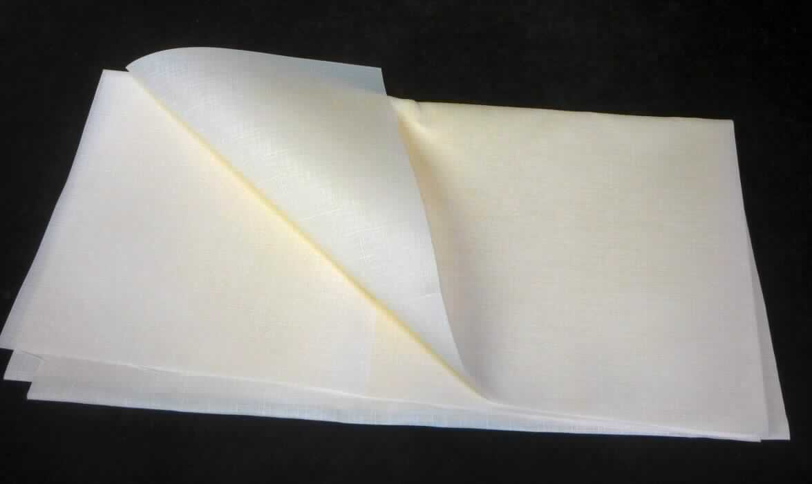 Gewebe, sog. Stoff aus Polyester, Creme, Foto siehe Anlage,
- als Meterware, 
- laut Untersuchungsergebnis:
-- aus ungezwirnten, nicht hochfesten Garnen aus texturierten synthetischen Filamenten (laut Antrag Polyester),
-- gefärbt,
-- in Musterbindung.

"Gewebe aus Garnen aus synthetischen Filamenten, anderes als in den Unterpositionen 5407 10 bis 5407 44 
 genannte, mit einem Anteil an texturierten Polyester-Filamenten von mehr als 85 GHT, gefärbt"
