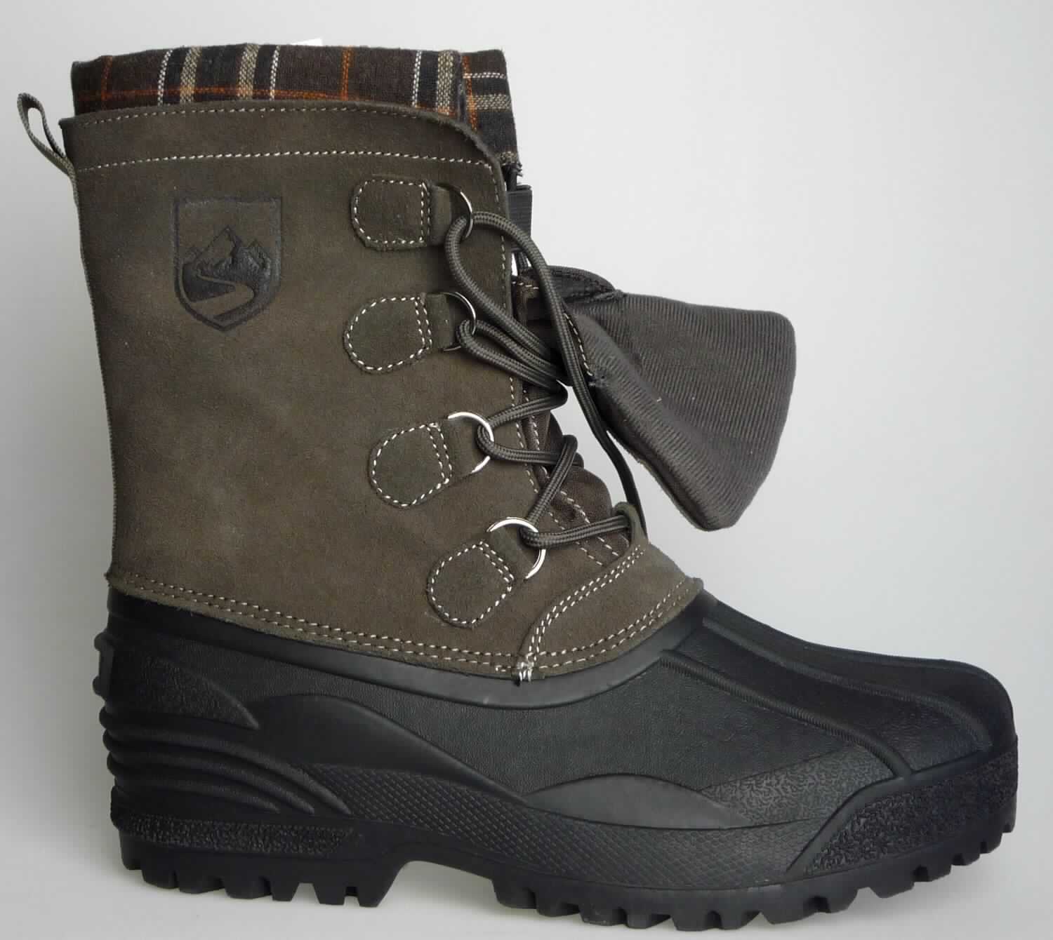 Freizeitstiefel (lt. Antrag: "Herren Canadian Boots Art. 384230 Fb. braun (Modell 2016)", Foto siehe Anlage)
- mit Laufsohlen aus (lt. Antrag) Kautschuk; ohne Hauptsohle aus Holz,
- mit Oberteil aus Leder (den größten Teil der Außenfläche bildend) und Kunststoff,
- auf das Oberteil ist ein Hinterriemen aus Spinnstoff als Verstärkungsteil aufgesetzt,
- mit einem herausnehmbaren Innenfutter aus Spinnstoff,
- mit Schnürsenkelverschluss,
- ohne Metallschutz in der Vorderkappe,
- den Knöchel, jedoch nicht die Wade bedeckend,
- mit einer Länge der Innensohle von mehr als 24 cm,
- für Männer (u. a. weiter Schnitt)

"Schuhe mit Laufsohlen aus Kautschuk und Oberteil aus Leder, andere als in den UPos.
 6403 1200 bis 6403 9111 genannt, für Männer"