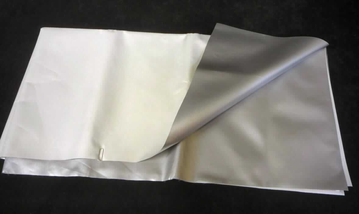 Gewebe, sog. Stoff aus Polyester mit Aluminiumbeschichtung, glänzend, silber, Foto siehe Anlage,
- als Meterware,
- aus einem ca. 0,2 mm dicken, einfarbigen Gewebe aus laut Antrag Polyester (synthetische Chemiefasern),
- auf der Außenseite mit einer dünnen Lage aus laut Antrag Aluminium mit bloßem Auge wahrnehmbar überzogen.

"Gewebe, überzogen, anderes als in den Positionen 5901 bis 5906 und in der Unterposition 5907 0000 10 genannte"