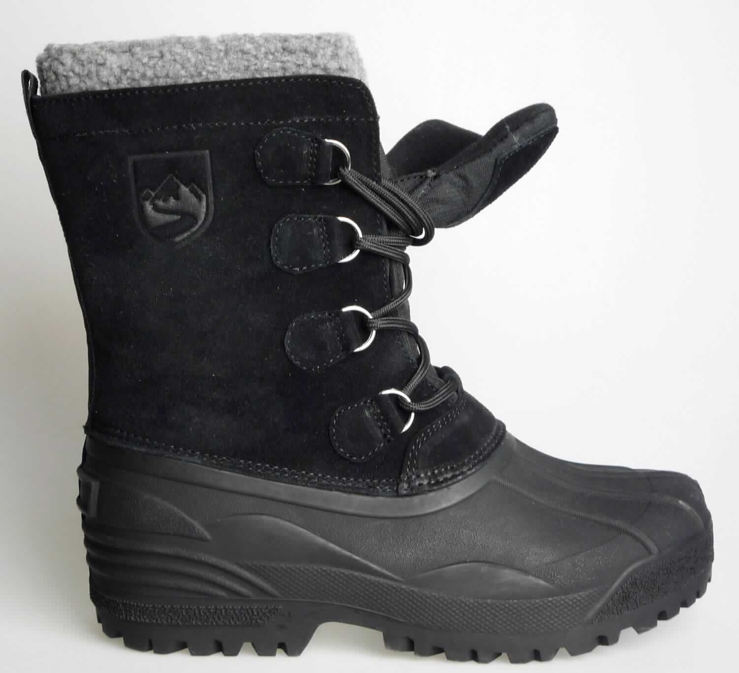 Freizeitstiefel (lt. Antrag: "Herren Canadian Boots Art. 384230, Fb. schwarz (Modell 2016)", Foto siehe Anlage)
- mit Laufsohlen aus (lt. Antrag) Kautschuk; ohne Hauptsohle aus Holz,
- mit Oberteil aus Leder (den größten Teil der Außenfläche bildend) und Kunststoff,
- auf das Oberteil ist ein Hinterriemen aus Spinnstoff als Verstärkungsteil aufgesetzt,
- mit einem herausnehmbaren Innenfutter aus Spinnstoff,
- mit Schnürsenkelverschluss,
- ohne Metallschutz in der Vorderkappe,
- den Knöchel, jedoch nicht die Wade bedeckend,
- mit einer Länge der Innensohle von mehr als 24 cm,
- für Männer (u. a. weiter Schnitt)

"Schuhe mit Laufsohlen aus Kautschuk und Oberteil aus Leder, andere als in den UPos.
 6403 1200 bis 6403 9111 genannt, für Männer"