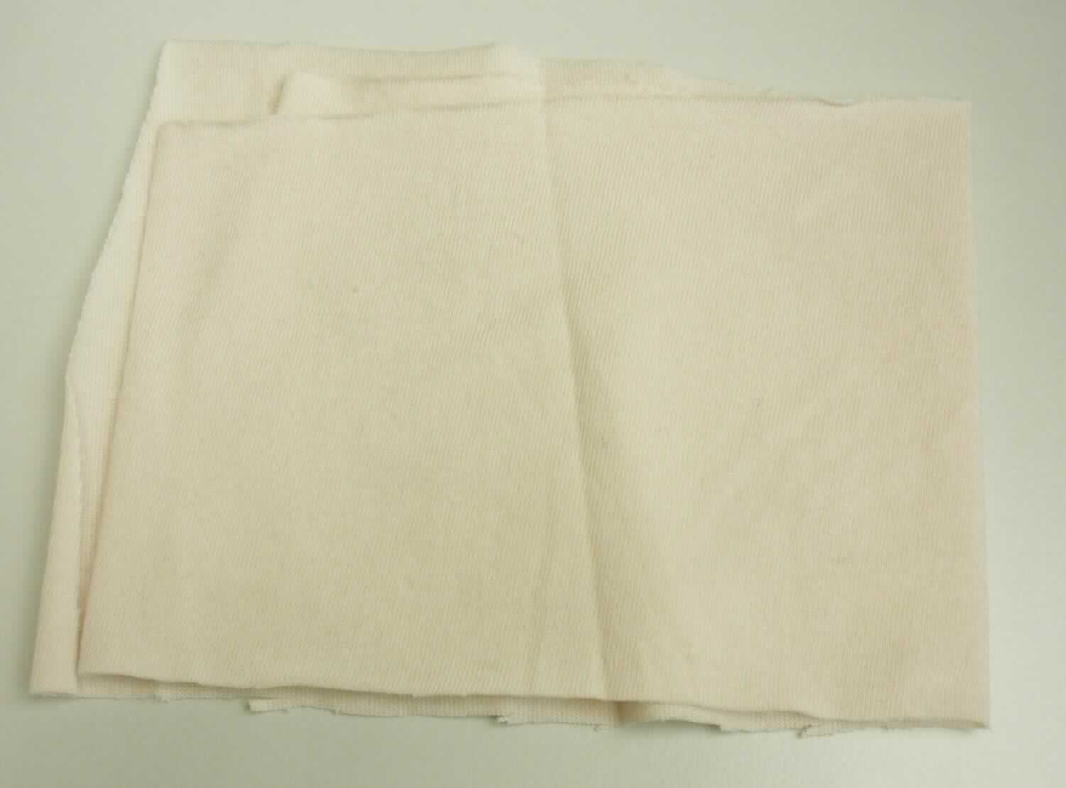 Kuliergewirke, sog. Stoff Single-Jersey, Foto siehe Anlage,
- als Meterware, in den Abmessungen von laut Antrag 12 m x 0,8 m,
- laut Untersuchungsergebnis:
-- aus 100 % Baumwolle,
-- keine Elastomergarne oder Kautschukfäden enthaltend
-- ohne Flor- oder Schlingenoberfläche,
-- gefärbt. 

"Gewirke, anderes als in den Positionen 6001 bis 6005 genannte, aus Baumwolle, gefärbt"