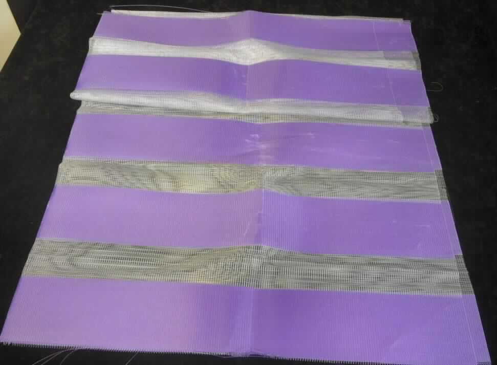 Drehergewebe, sog. Stoff aus Polyester, Farbe lila, weiß gestreift, Foto siehe Anlage,
- als Meterware; veranschaulicht durch einen Musterabschnitt mit einer Breite von 100 cm,
- laut Untersuchungsergebnis aus synthetischen Chemiefasern (laut Antrag Polyester).

"Drehergewebe, keine Ware der Position 5806, aus synthetischen Chemiefasern"