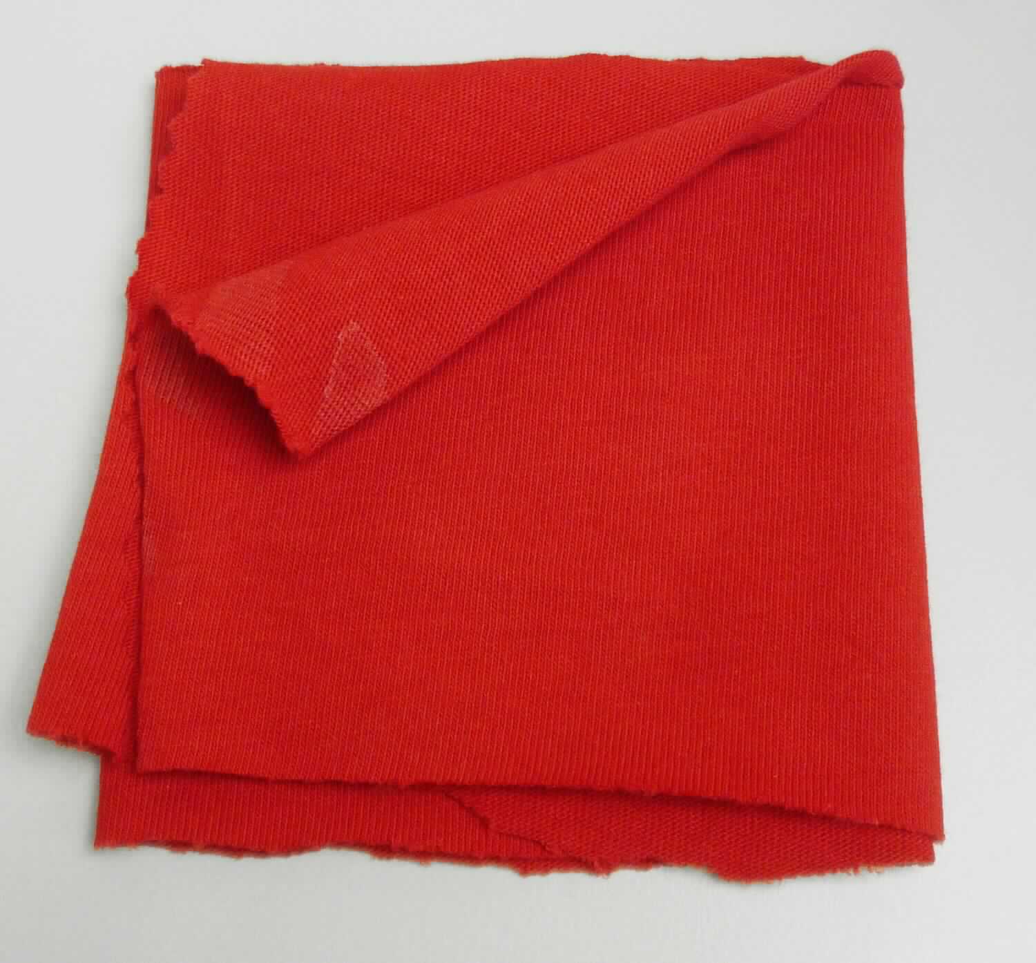 Kuliergewirke, sog. Stoff Single-Jersey, Foto siehe Anlage,
- als Meterware, in den Abmessungen von laut Antrag 1 m x 0,8 m,
- laut Untersuchungsergebnis:
-- aus 100 % Baumwolle,
-- keine Elastomergarne oder Kautschukfäden enthaltend
-- ohne Flor- oder Schlingenoberfläche,
-- gefärbt. 

"Gewirke, anderes als in den Positionen 6001 bis 6005 genannte, aus Baumwolle, gefärbt"