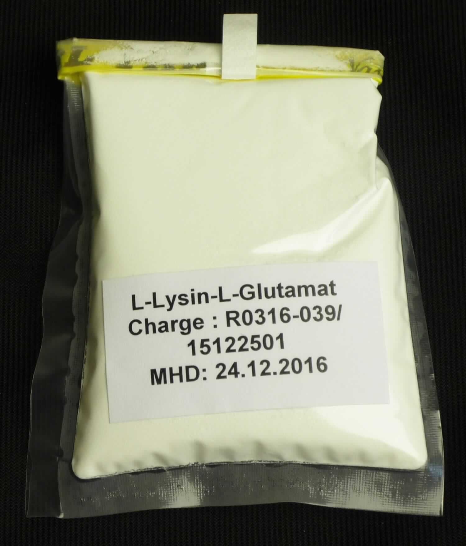 Aminosäure; L-Lysin-L-Glutamat-Dihydrat

Bei der vorgelegten Ware handelt es sich gemäß den vorgelegten Datenblättern um die chemisch einheitliche Verbindung L-Lysin-L-Glutamat Dihydrat. Die CAS-Nummer dieser Verbindung ist nicht bekannt.Die CAS-Nr. für L-Lysin-L-Glutamat lautet 5408-52-6. Die Reinheit beträgt mindestens 98%. Die Ware liegt als weißes Pulver vor und wird zur Herstellung von diäettischen Lebensmittelzubereitungen verwendet.

Die Ware ist als Glutaminsäure und ihre Salze in die Unterposition 2922 42 der Kombinierten Nomenklatur einzureihen.
