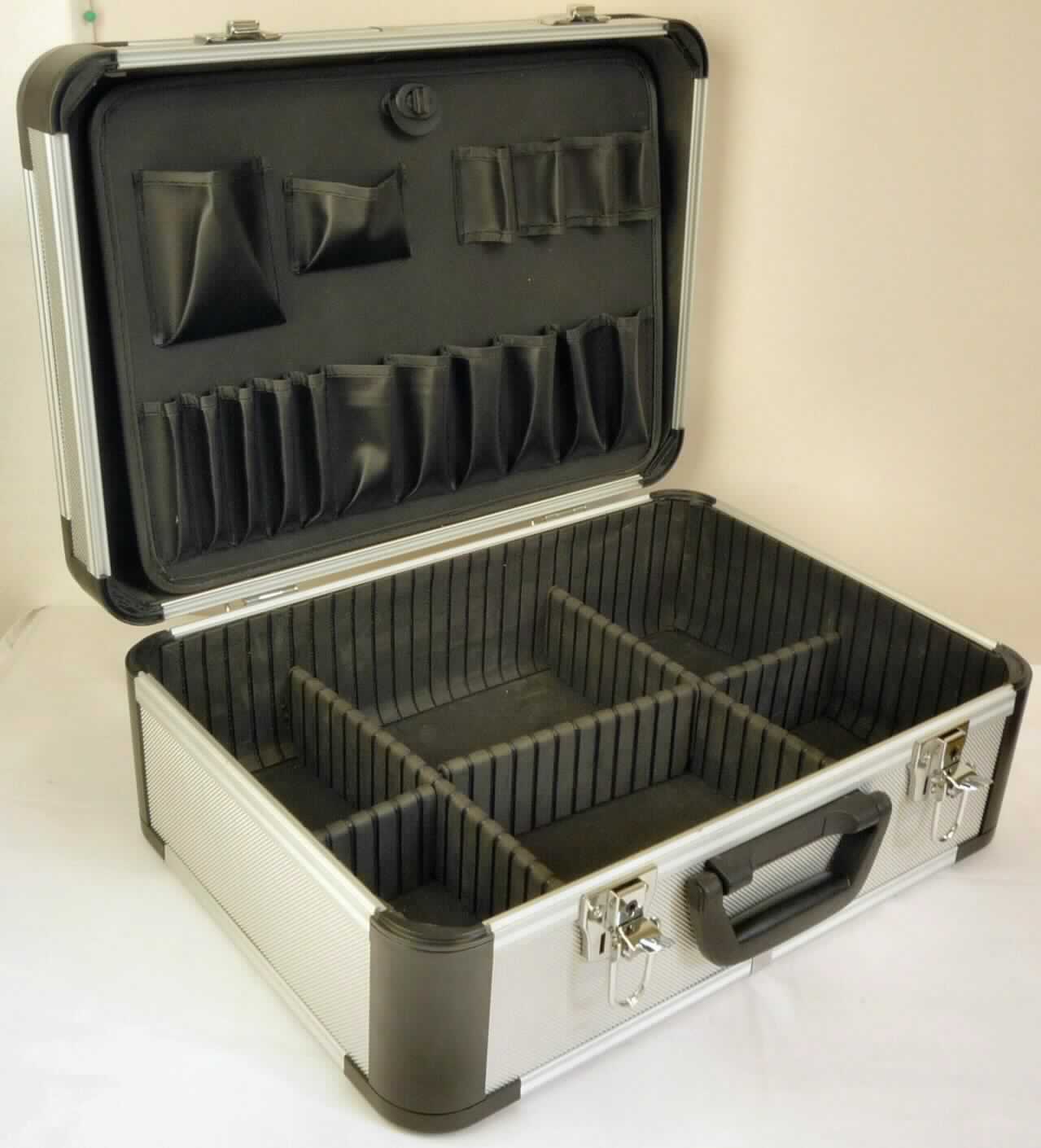 Handkoffer, sog. Universal- und Werkzeugkoffer, leer, Foto siehe Anlage,
- mit einer Außenseite aus strukturiertem Aluminium,
- - mit einer Unterkonstruktion aus Holzfaserplatten,
- mit einem Kantenschutz aus Aluminiumprofilen und Eckbeschlägen aus Kunststoffen,
- in den Abmessungen: ca. 46 cm (Breite) x 33 cm (Höhe) x 18 cm (Tiefe),
- mit einem Handtragegriff aus Kunststoff,
- mit vier Stellfüßen aus Kunststoff am Bodenteil,
- mit zwei abschließbaren Bügelschlössern aus unedlem Metall,
- innen mit Schaumkunststoff ausgekleidet,
- im Bodenteil mit verstellbaren Stegen aus mit Schaumkunststoff verkleideten Kunststoffplatten zur beliebigen 
  Fächereinteilung ausgestattet,
- im Kofferdeckel mit einer herausnehmbaren Platte aus mit geprägten Kunststofffolien überzogener Pappe mit
  mehreren, auf einer Seite aufgenähten Einsteckfächern und Halteschlaufen in unterschiedlichen Größen zur
  Aufnahme diverser Gegenstände ausgestattet,
- nicht zur Aufnahme von bestimmten Werkzeugen hergerichtet.

"Handkoffer, mit Außenseite aus Aluminium"