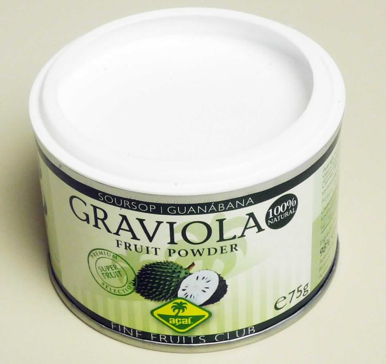 Graviolapulver.

Antragsangaben (als zutreffend unterstellt): Graviolapulver, gefriergetrocknet. Zusammensetzung: 98 % Graviola, 2 % Siliciumdioxid (Trennmittel). Herstellung: tiefgefrorene, pasteurisierte Fruchtpulpe wird gefriergetrocknet und anschließend gemahlen sowie mit dem Trennmittel vermengt. Verpackung: 2 x 5 kg Vakuum-Aluminiumbeutel im Karton.

Beschaffenheit der vorgelegten Warenprobe: beigefarbenes bis hellbraunes, inhomogenes Pulver mit gröberen, orangebraunen Bestandteilen. Geschmack: süßlich, säuerlich, fruchtig. Aufgrund der äußeren Beschaffenheit kann ein Siebdurchgang von mehr als 95 GHT bei einer lichten Maschenweite von 2 mm als zutreffend unterstellt werden.

Mehl, Grieß und Pulver von Erzeugnissen des Kapitels 8, nicht von Bananen, andere.