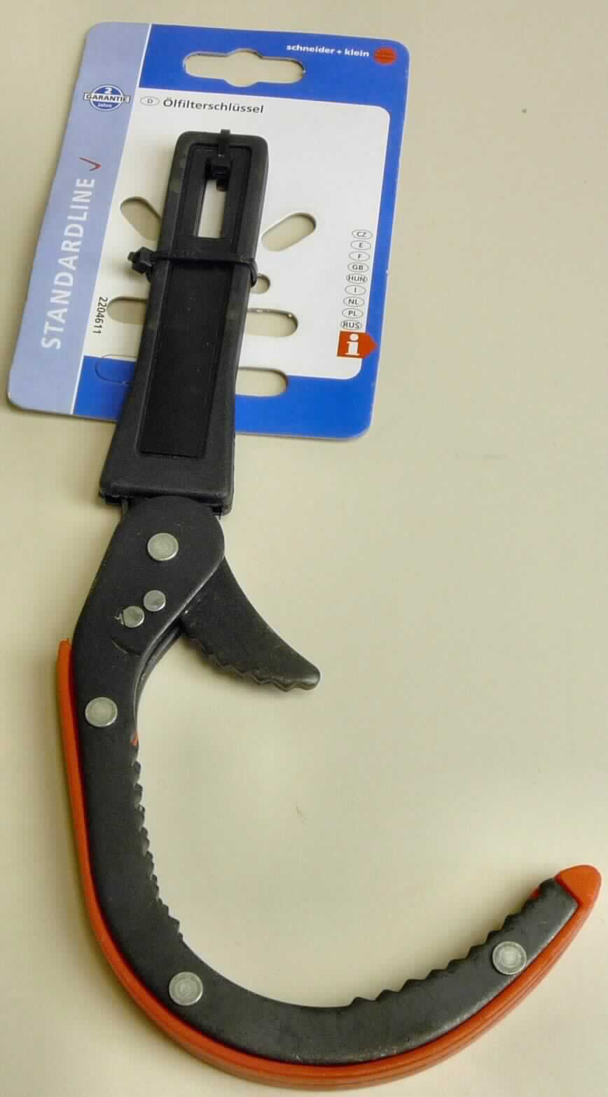 Sog. Ölfilterschlüssel; es handelt sich um ein mit freiem Arm zu handhabendes, in etwa hakenförmiges Erzeugnis, im Wesentlichen bestehend aus

- einem federgelagerten, gezahnten Arm in U-Form aus unedlem Metall mit Schutzschiene aus Kunststoff, 
  zur selbsteinstellenden, automatischen Größeneinstellung (arbeitender Teil) und 

- einem kürzeren, leicht sichelförmigen, ebenfalls gezahnten Gegendruckarm aus unedlem Metall 
  (ebenfalls arbeitender Teil) mit Handgriff und Griffummantelung aus Kunststoff 

Das Erzeugnis ist auf einer bunt bedruckten Pappkarte für den Einzelverkauf aufgemacht und dient dem manuellen Lösen und Festziehen von Ölfiltern in Kraftfahrzeugen. 

Derartige Erzeugnisse gehören als "von Hand zu betätigende Spannschlüssel mit arbeitendem Teil aus unedlem Metall, mit verstellbarer Spannweite" zum TARIC-Code 8204 1200 00.