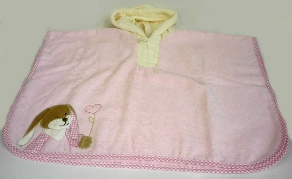 Badeumhang, sog. Poncho "Hase", Art. Nr. 96315, Foto siehe Anlage,
- aus ca. 2,2 mm dicken, einfarbigen Schlingengeweben (Frottiergewebe) aus laut Antrag 100 % Baumwolle,
- flachliegend lt. Antrag mit den Abmessungen von 50 cm (Länge) x 70 cm (Breite),
- mit einer angesetzten Kapuze, mit einer von der Kapuze ausgehenden, kurzen Öffnung mit Knopfverschluss von
  links auf rechts,
- seitlich und unten offen; seitlich punktuell so verbunden, dass Armöffnungen entstehen,
- an den Seitenrändern und am unteren Rand mit einer schmalen Randeinfassung aus buntgewebten Geweben.
- vorn mit einer Stickerei verziert,
- wird als Badeumhang getragen; aufgrund der Abmessungen für Kleinkinder mit einer Körpergröße von bis zu 
  86 cm bestimmt.

"Kleidung für Kleinkinder, aus Geweben, aus Baumwolle"