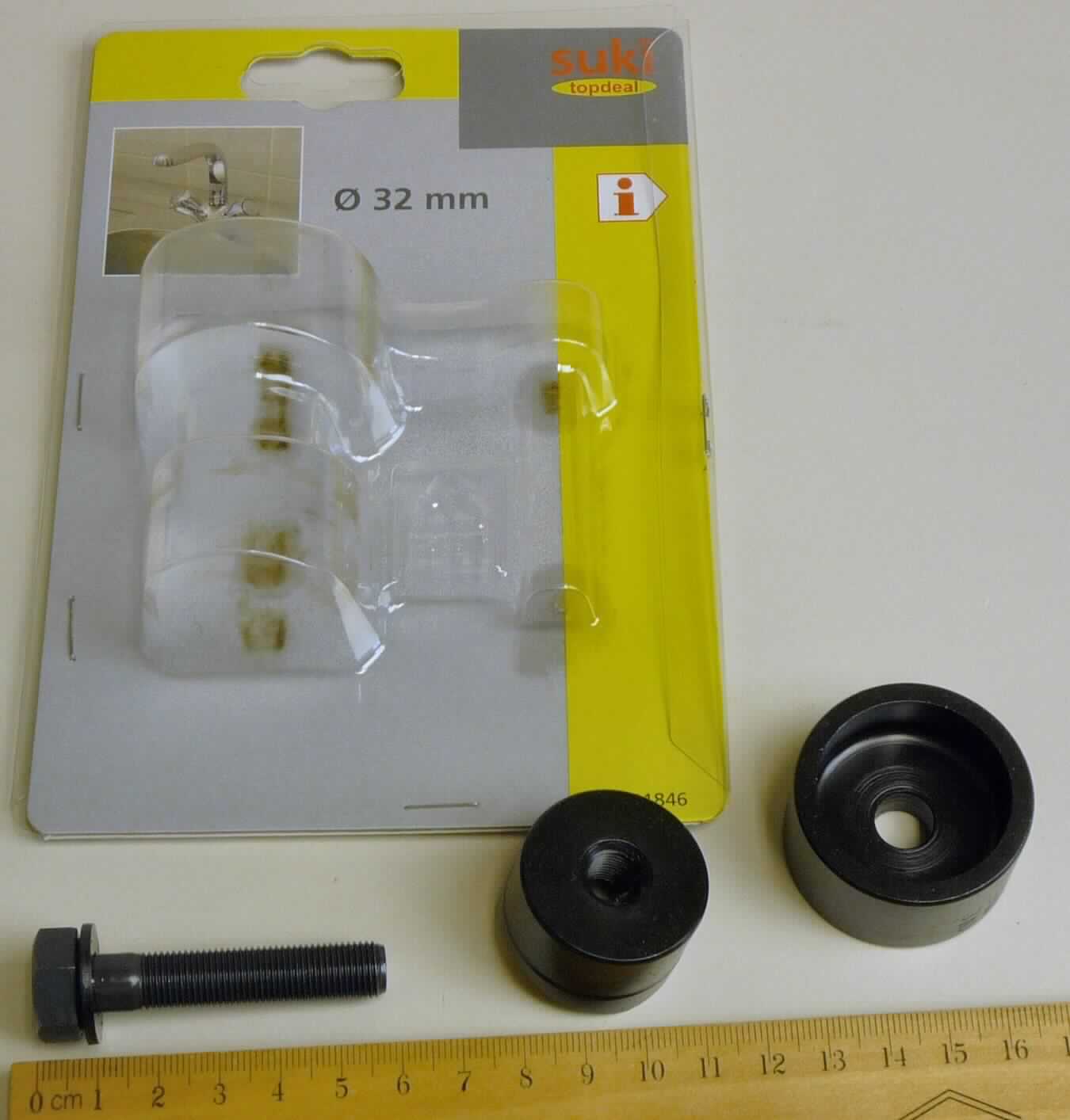 Sog. "Schraublocher"; es handelt sich um ein zerlegtes, mit freiem Arm zu handhabendes Werkzeug aus unedlem Metall, bestehend aus

- einem ca. 2,2 cm langen, zylindrisch geformten Hohlerzeugnis mit glatten Rändern, mit einem Innendurchmesser 
  von ca. 3,2 cm und einer kreisrunden Bohrung am oberen Ende 

- einem zylindrisch geformten Gegenstück mit an einem Ende scharf geschliffenem Rand, einem Außen-
  durchmesser von ca. 3,2 cm, einer Länge von ca. 2,1 cm und in der Mitte mit einer kreisrunden Bohrung
  mit Innengewinde 

- einer ca. 5,8 cm langen Außensechskantschraube mit Gewinde und einer dazugehörenden Unterlegscheibe

Das Erzeugnis wird dazu verwendet, einen kreisrunden Lochausschnitt für den Einbau einer Armatur in Stahl-spülbecken zu "schneiden" (stanzen). Dazu wird das Hohlerzeugnis auf die Oberseite der Spüle gesetzt. Das Gegenstück wird mit dem geschliffenen Rand auf der Unterseite der Spüle dagegen gesetzt und mittels der Außensechskantschraube, die durch ein vorgebohrtes Loch im Blech der Spüle gedreht wird, angezogen, bis ein kreisrundes Element aus dem Blech herausgetrennt ist. Die Außensechskantschraube wird dabei durch einen Schraubenschlüssel (nicht Gegenstand dieser vZTA) "angetrieben".

Das zerlegt gestellte Erzeugnis ist auf einer bedruckten Pappkarte mit Aufhängeöse und Kunststoffabdeckung verpackt.

Abbildung siehe Anlage.

Derartige Erzeugnisse gehören als " den Locheisen ähnliche Handwerkzeuge mit arbeitendem Teil aus unedlem Metall" zum TARIC-Code 8203 4000 00.