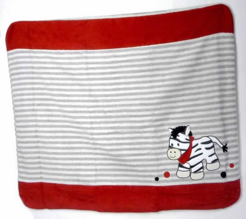 Wickelauflagenüberzug, sog. Wickelauflagenbezug groß "Zebra", Art. Nr. 96333, Foto siehe Anlage,
- annähernd rechteckig, mit abgerundeten Ecken; flachliegend lt. Antrag in den Abmessungen von 90 cm x 80 cm,
  auf der Rückseite mit einer ca. 54 cm x 44 cm großen Öffnung,
- aus ca. 2,3 mm dicken, buntgewebten und einfarbigen Schlingengeweben nach Art der Frottiergewebe aus lt. 
  Antrag 100 % Baumwolle,
- auf der Schauseite mit einer Stickerei verziert,
- am Rand zusammengenäht (u. a. somit konfektioniert), entlang der Öffnung mit einem schmalen Gewebeband 
  eingefasst,
- nicht gepolstert (somit keine Ware der Position 9404),
- wird als Bezug über eine sog. Wickelauflage gezogen und stellt sich nach der Materialbeschaffenheit, den 
  Abmessungen und insbesondere nach dem Verwendungszweck als Ware zur Innenausstattung dar.

"Ware zur Innenausstattung (Wickelauflagenüberzug), aus Spinnstoffen, keine Ware der Position 9404, aus
 Geweben, aus Baumwolle, nicht nach dem Batik-Verfahren handbedruckt"