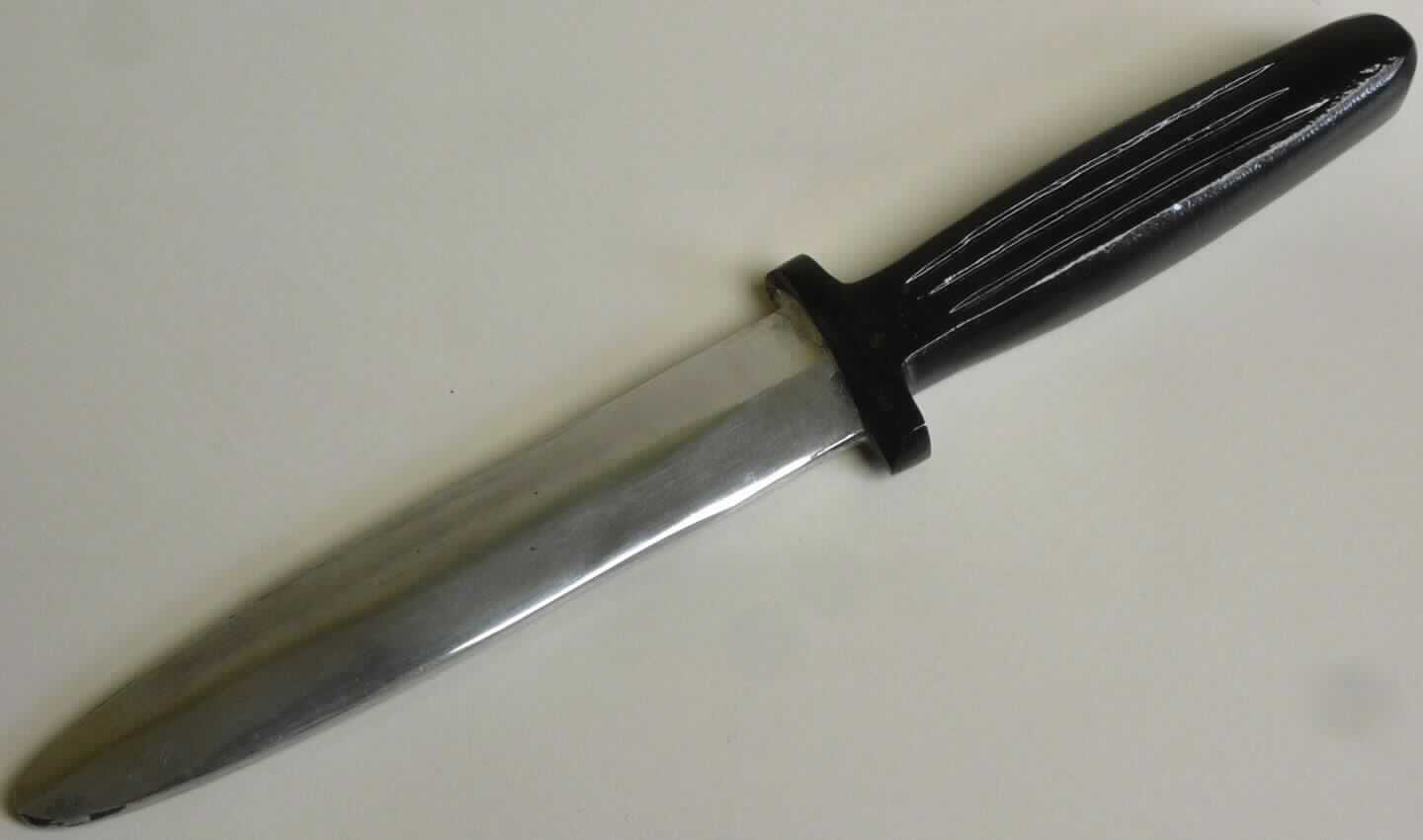 Bei der als "Training Boot Knife" bezeichneten Ware handelt es sich nach dem vorgelegten Warenmuster um ein blankes Messer aus unedlem Metall, mit feststehender, stumpfer Klinge (Gesamtlänge etwa 26,0 cm). Die Ware dient dazu, im Kampfsport (kein Fechtsport) als Waffe eingesetzt zu werden. Eine anderweitig schlüssige Zweckbestimmung ist nicht ersichtlich. Die Ware ist in einem etikettierten Beutel aus Kunststofffolie, mit Verschlussclip verpackt.

Abbildung siehe Anlage.

Derartige Waren gehören als "Säbel, Degen, Bajonette, Lanzen und andere blanke Waffen" zur Codenummer 
9307 00 00 00 0 des Zolltarifs.
