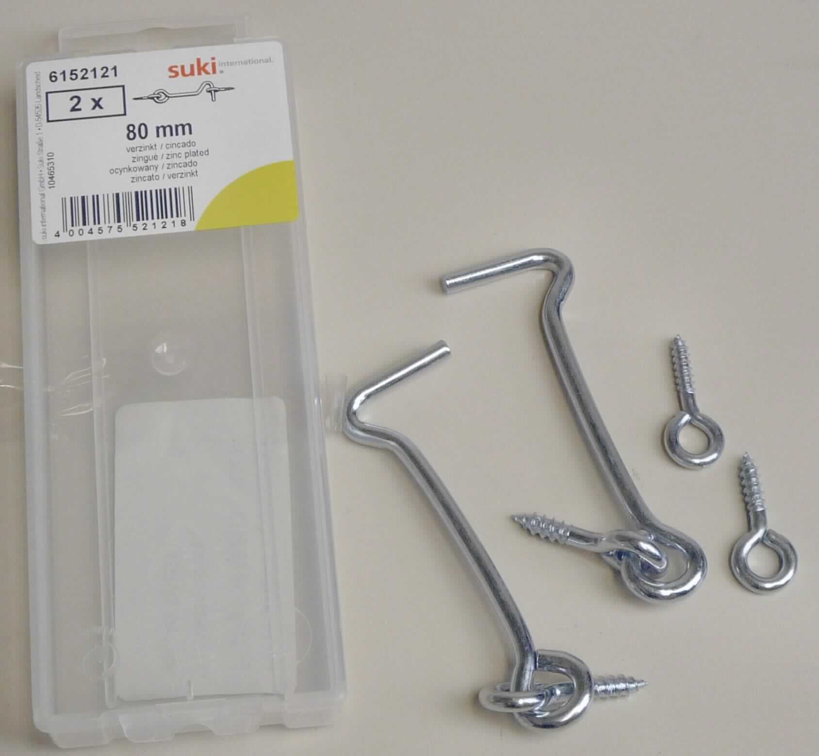 Es handelt sich um aus verzinktem Stahl gefertigte Haken, die an einem Ende nahezu V-förmig und an dem anderen Ende zu einer Öse ausgearbeitet sind. Beide Enden sind mit jeweils einer Ösenschraube ausgestattet.
Die Erzeugnisse werden an Türen und Fenstern angebracht und dienen zum Feststellen dieser. Sie sind zu jeweils zwei Stück in einer Kunststoffbox verpackt. 
Länge etwa 80 mm. 
- Antragstellerangaben -

Abbildung siehe Anlage.

Derartige Erzeugnisse gehören als "andere Beschläge (Baubeschläge) aus unedlen Metallen, für Fenster und Fenstertüren" zum TARIC-Code 8302 4150 00.