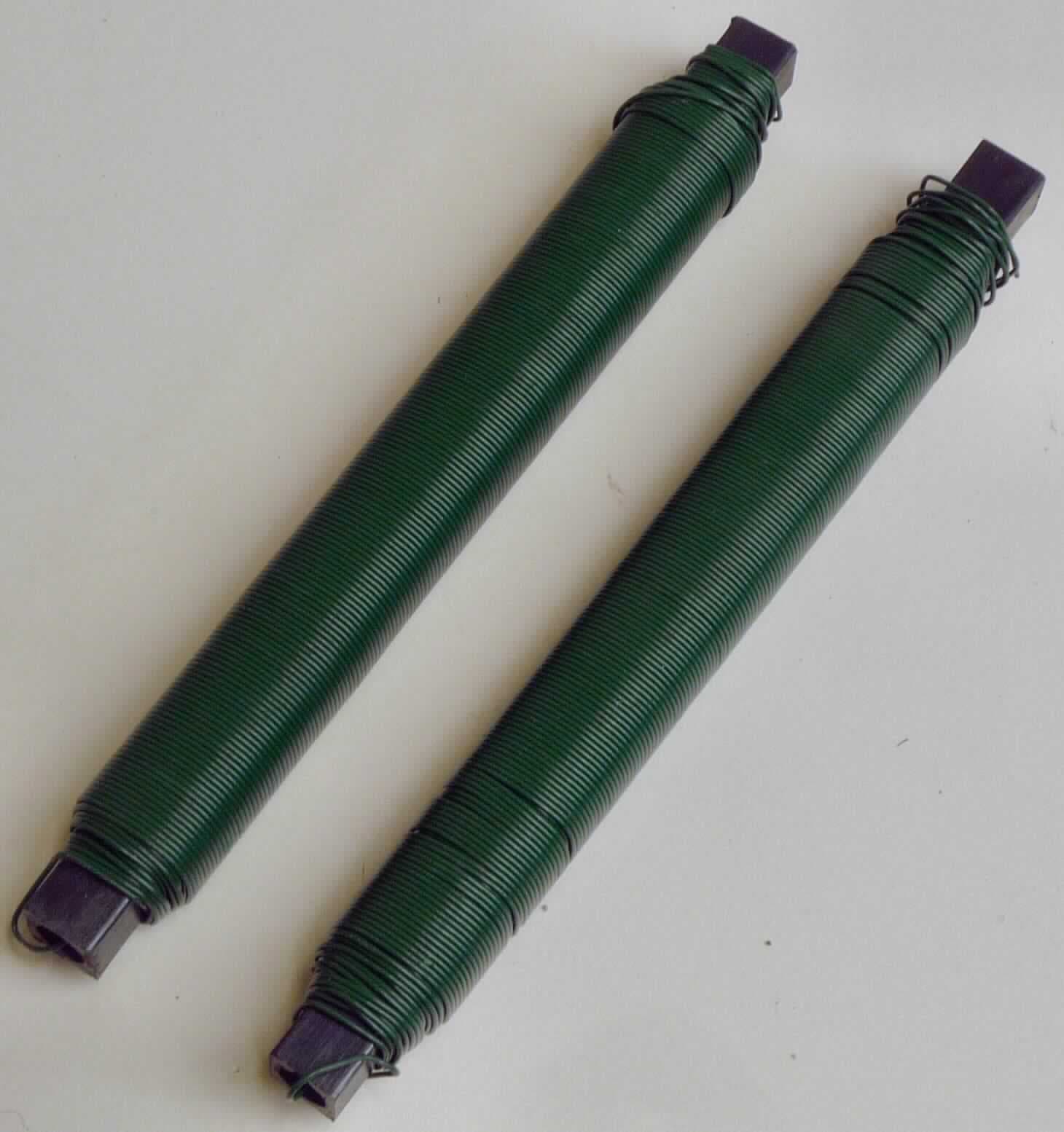 Stahldraht

Bei der Ware, bezeichnet als "Bindedraht" handelt es sich um Draht aus Metall mit einem über die gesamte Länge gleichbleibendem kreisrunden Querschnitt mit einem Durchmesser von ca. 0,65 mm. Der Draht ist mit einem grünen Kunststoff ummantelt und auf einer Spule aufgerollt. Das Erzeugnis besteht aus nicht legiertem Stahl mit einem Kohlenstoffgehalt von weniger als 0,25 GHT. 

Die Ware ist nach ihrer Beschaffenheit als anderer Draht aus nicht legiertem Stahl, mit einem Kohlenstoffgehalt von weniger als 0,25 GHT in den TARIC-Code 7217 9020 00 einzureihen.