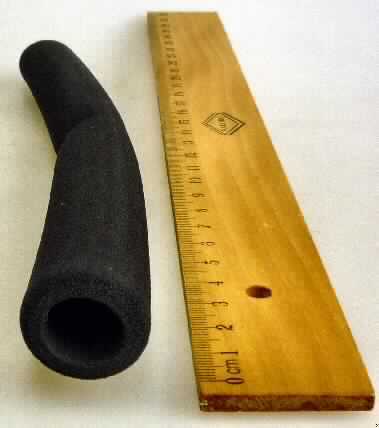 Angaben des Antragstellers: Schaumstoffgriff 15 x 5 x 250 mm
Griffüberzug für Gymnastik - Tubes aus Weichkautschuk

Ergebnis der Untersuchung einer Warenprobe:
Abschnitt eines Hohlkörpers aus schwarzem Zellkautschuk in Form eines Rohrs, an den Enden ist das Rohr abgerundet. Abmessungen: Länge ca. 24,5 cm, Durchmesser ca. 2,4 cm.
Zur chemischen Zusammensetzung wurden vertrauliche Angaben gemacht. Demnach besteht das Rohr aus Weichkautschuk.

Befund:
Rohr aus Weichkautschuk, nicht mit anderen Stoffen verstärkt, der Unterposition 4009 1100