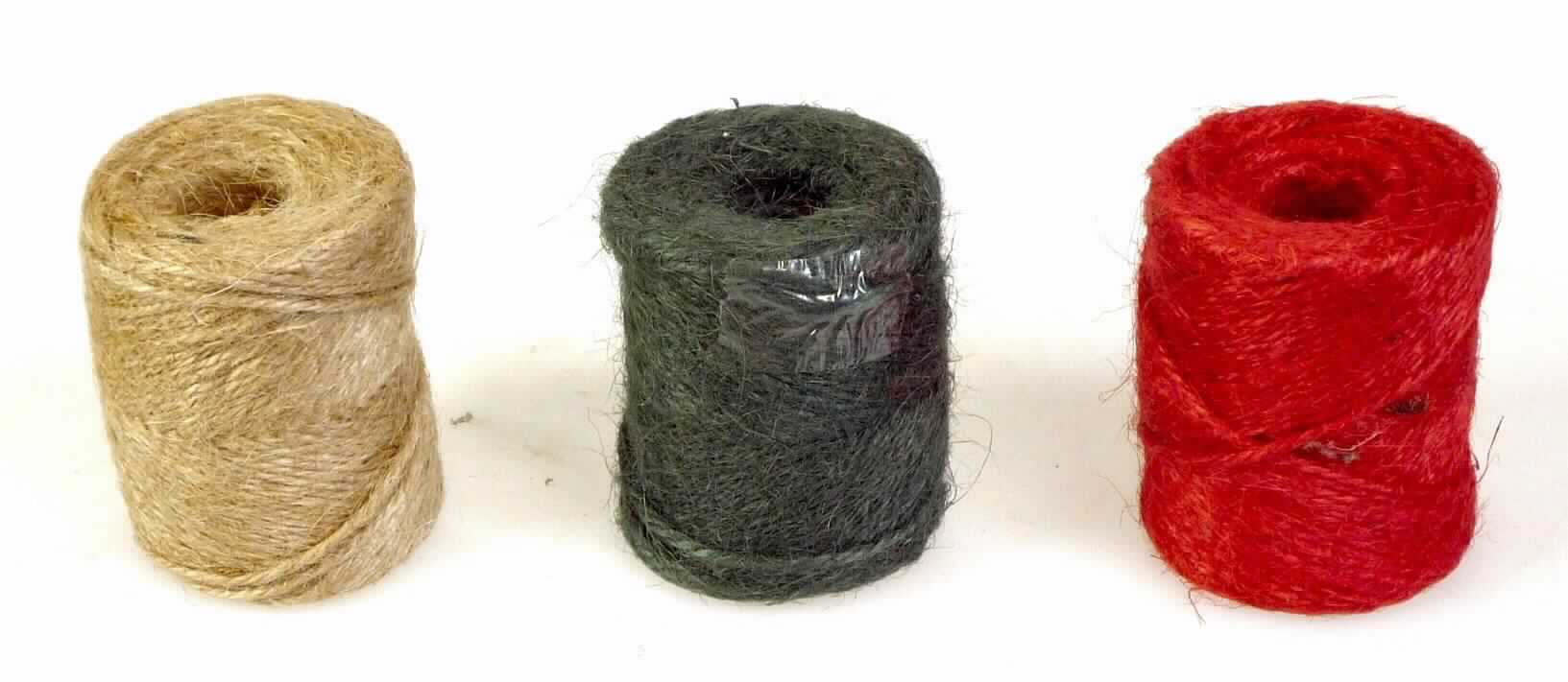 Garn, sog. Juteseil, Foto siehe Anlage,
- als Meterware, aufgerollt,
- laut Antrag mit einer Länge von 5 m bis 250 m, veranschaulicht durch ein Warenmuster mit einer Länge von 
  ca. 50 m,
- laut Antrag aus Jute (pflanzlicher Spinnstoff), 
- mit einem Titer von ca. 10.000 dtex (somit kein Bindfaden/Seil der Position 5607),
- gezwirnt, mit einer S-Drehung als letzter Drehung.

"Garn aus Jute, gezwirnt"
