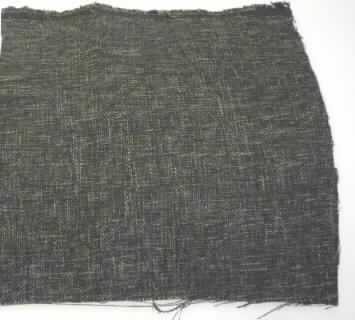 Gewebe (lt. Antrag: "Stoff Manhattan, dunkelgrau", siehe Foto)
- als Meterware,
- mit einer Breite von mehr als 30 cm,
- aus (lt. Untersuchung) 76,6 GHT synthetischen Spinnfasern (Polyester) und 
  23,4 GHT synthetischen Filamenten,
- buntgewebt,
- in Musterbindung