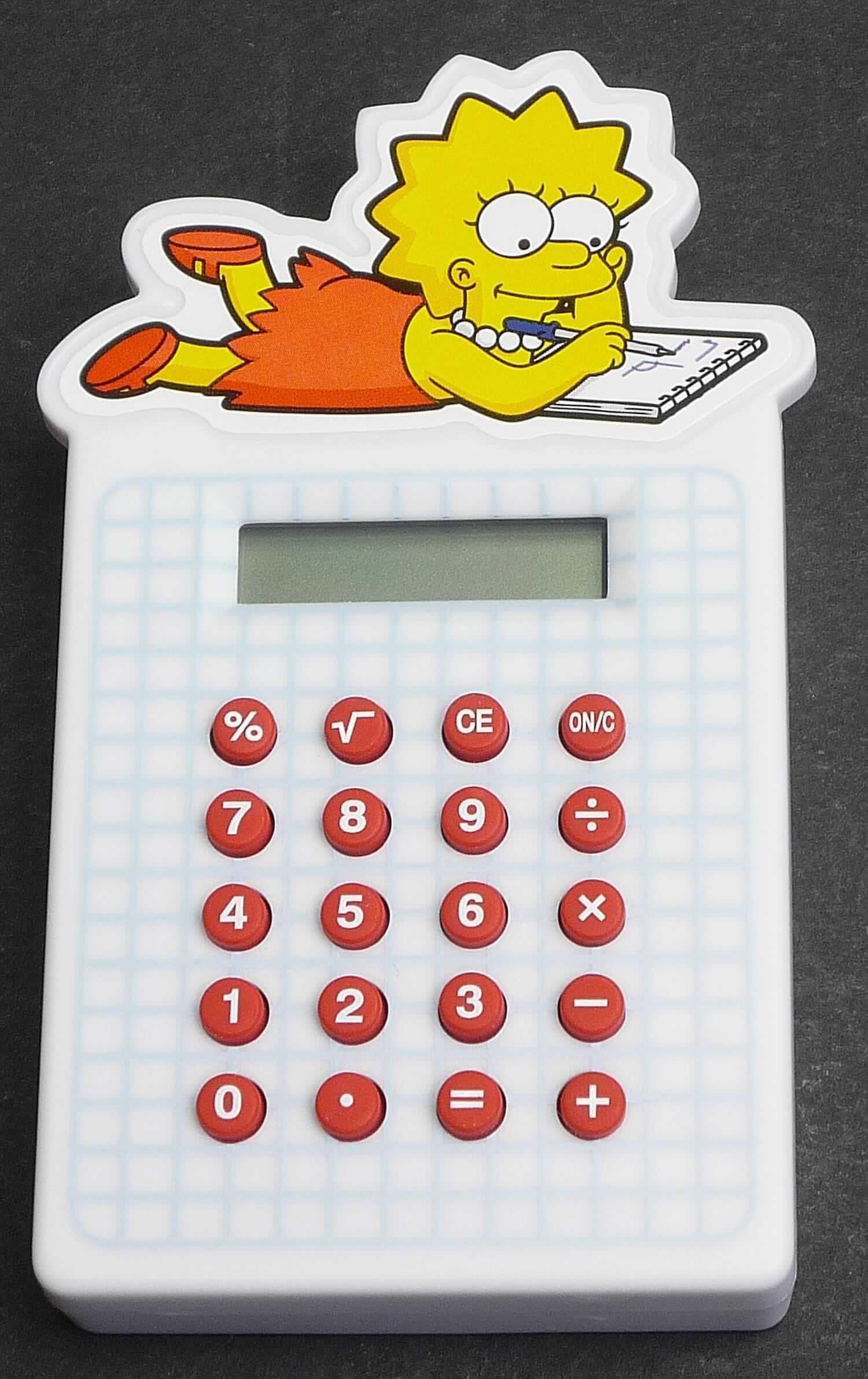 Bei der als "Lisa's smart calculator" (Artikel-Nr.: 12686B) bezeichneten Ware handelt es sich um einen batteriebetriebenen Taschenrechner zur Durchführung von Grundrechenarten, Prozentrechnung und Wurzelfunktionen.
Das farbige Kunststoffgehäuse mit den Abmessungen von ca. 9 x 5 x 1,5 cm ist am oberen Ende mit einer stilisierten Abbildung von Lisa Simpson versehen und mit einem Bedienfeld (Ziffern- und Funktionstasten), einem Rechenwerk und einem 8-stelligen LC-Display ausgestattet. Der Taschenrechner wird in einem Kunsststoffbeutel verpackt geliefert.

Die Ware wird als "elektronische Rechenmaschine, die ohne externe elektrische Energiequelle betrieben werden kann" eingereiht. 

Anlage: 1 Abbildung