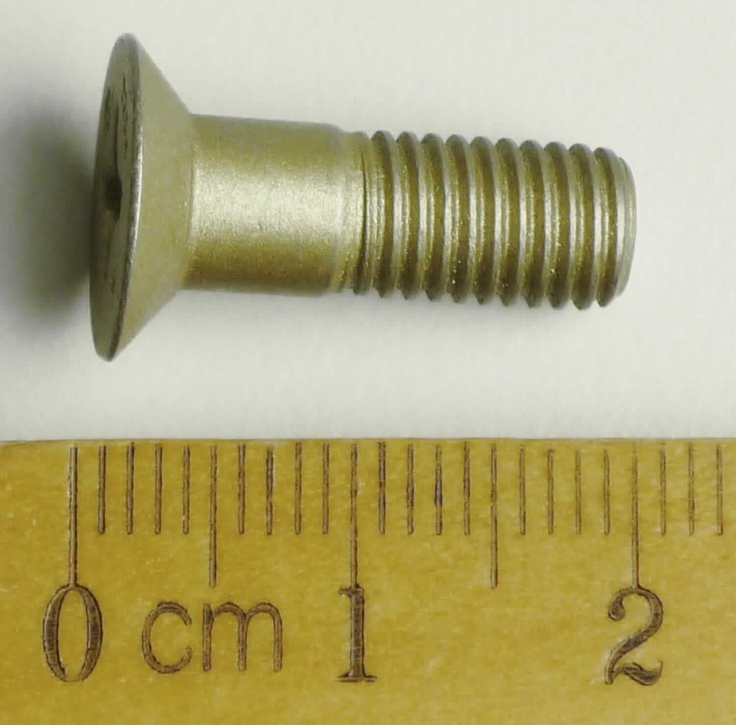 Es handelt sich um aus nicht rostendem Stahl gefertigte Schrauben mit einem Senkkopf mit einem Kreuzschlitz und mit einem nicht bis zum Kopf reichenden Gewinde (keine gewindeformende Schraube) und mit einem stumpfen Gewindeende. 
Die Erzeugnisse werden als lösbare Verbindungselemente im zivilen Flugzeugbau verwendet.
-Antragstellerangaben-
Gesamtlänge: etwa 18,8 mm, Gewindedurchmesser: etwa 6 mm.

Abbildung siehe Anlage.

Derartige Erzeugnisse gehören als "andere Schrauben aus nicht rostendem Stahl, mit Gewinde, mit Kopf mit Kreuzschlitz" zum TARIC-Code 7318 1552 90.