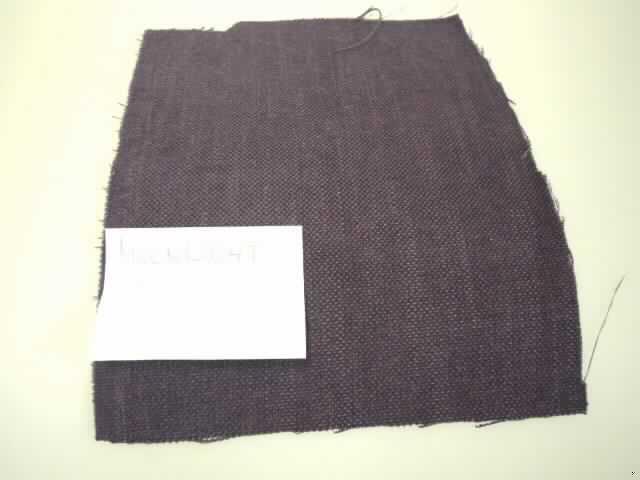 Gewebe (siehe Foto)
- als Meterware,
- (lt. ergänzenden Angaben) mit einer Breite von mehr als 30 cm,
- aus Garnen aus synthetischen Spinnfasern (Polyester), Garnen aus synthetischen 
  Filamenten (Polyester) und Effektgarnen in Form gezwirnter, metallisierter Garne aus 
  einem Chenillegarn aus Polyester-Spinnfasern und einem metallisierten Garn 
  (metallisierten Streifen aus synthetischer Spinnmasse, kreuzweise mit 2 Monofilamenten
  umwickelt),
- (lt. Untersuchung) mit einem Gesamtanteil an synthetischen Chemiefasern von 63,2 GHT
  (34,9 GHT synthetische Spinnfasern und 28,3 GHT synthetische Filamente) und 36,8 GHT
  metallisierten Garnen,
- in Musterbindung,
- buntgewebt