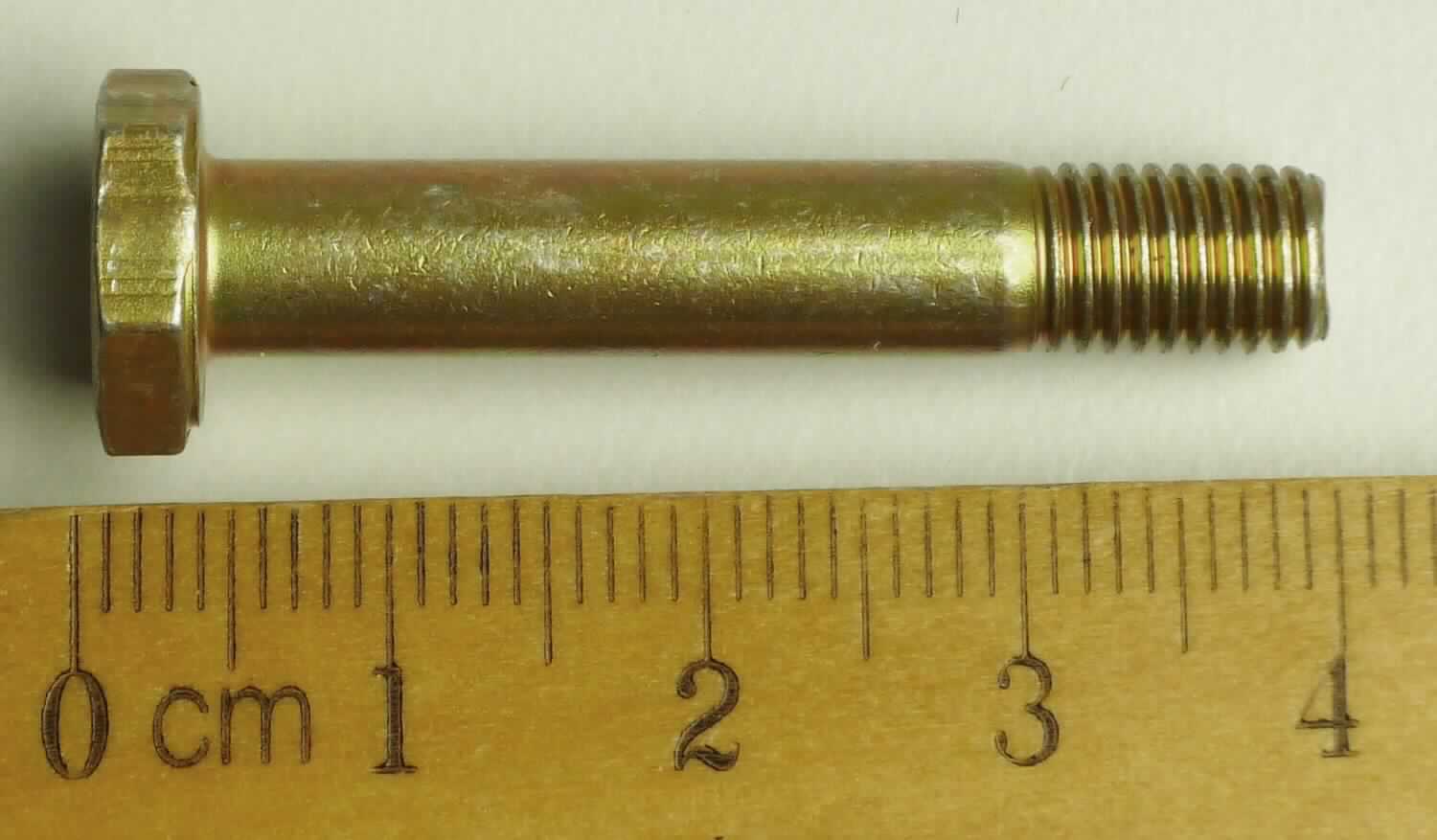 Es handelt sich um aus nicht rostendem Stahl gefertigte Schrauben mit einem Kopf mit einem Außensechskant und mit einem nicht bis zum Kopf reichenden Gewinde (keine gewindeformende Schraube) sowie mit einem stumpfen Gewindeende. Der Kopf weist eine kreisrunde Vertiefung auf.
Die Erzeugnisse werden als lösbare Verbindungselemente im zivilen Flugzeugbau verwendet.
-Antragstellerangaben-
Gesamtlänge: etwa 39,4 mm, Gewindedurchmesser: etwa 5,9 mm. 

Abbildung siehe Anlage.

Derartige Erzeugnisse gehören als "andere Schrauben aus nicht rostendem Stahl, mit Gewinde, mit Kopf mit Außensechskant" zum TARIC-Code 7318 1575 90.