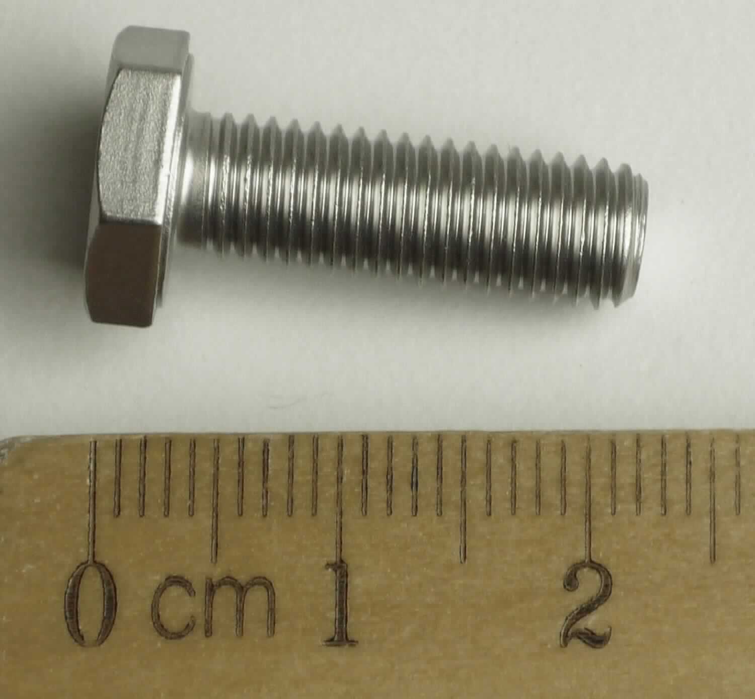 Es handelt sich um aus nicht rostendem Stahl gefertigte Schrauben mit einem Kopf mit einem Außensechskant und mit einem bis zum Kopf reichendem Gewinde (1/4 Zoll) sowie mit einem stumpfem Gewindeende.
Sie werden als lösbare Verbindungselemente im zivilen Flugzeugbau verwendet.
Der Versand erfolgt nicht aus den Philippinen.
-Antragstellerangaben-
Gesamtlänge: etwa 22,3 mm.

Abbildung siehe Anlage.

Derartige Erzeugnisse gehören als "andere Schrauben aus nicht rostendem Stahl, mit Gewinde, mit Kopf mit Außensechskant" zum TARIC-Code 7318 1575 99.