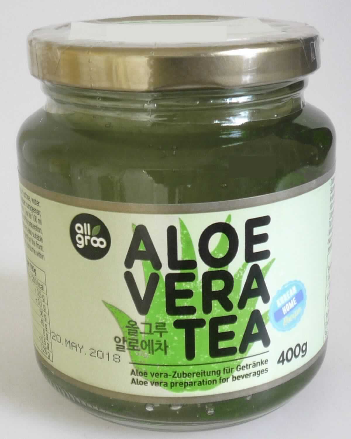 Aloe Vera, zubereitet.

Antragsangaben (als zutreffend unterstellt): Aloe Vera-Zubereitung für Getränke. Zutaten: 50 % Aloe Vera Filet im eigenen Saft, 35 % Zucker, 12,3 % Fructose, Wasser, Aloe Aroma, Säureregulator (E 330), Carrageenan, Vitamin C. Zuckergehalt: 45 g/100 g. Verpackung: im 400 g-Glas.

Beschaffenheit des vorgelegten Warenmusters: grüne, geleeartige, mit Pflanzenfaserteilen durchsetzte Masse, süß, aromatisiert und nach Aloe Vera schmeckend. Aufmachung: etikettiertes 400 g-Originalschraubdeckelglas. Warenaufschrift (auszugsweise): "Aloe Vera Tea; Aloe Vera-Zubereitung für Getränke; Zubereitung: Für 100 ml heißes oder kaltes Wasser etwa 2 Esslöffel der Zubereitung verwenden, gut umrühren und genießen."
Alkohol (gemäß Angabe): nicht enthalten.
Zuckergehalt i. S. der ZAnm 2 a), Absatz 1 zu Kap 20 (gemäß Angabe): mehr als 9 GHT.
Zugesetzter Zucker i. S. der ZAnm 3, 2. Anstrich zu Kap 20: enthalten.

Es liegt kein Erzeugnis der Position 2007 der KN vor.

Früchte, Nüsse und andere genießbare Pflanzenteile, in anderer Weise zubereitet oder haltbar gemacht, auch mit Zusatz von Zucker, anderen Süßmitteln oder Alkohol, anderweit weder genannt noch inbegriffen, andere als in den Unterpositionen 2008 1110 bis 2008 9963 der KN genannt, andere.