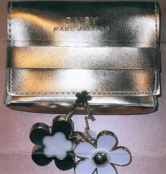 Brosche mit Parfümcreme

Bei der vorliegenden Warenprobe handelt es sich um eine Brosche aus Metall in Form einer Blüte in den Farben Gold und Weiß, die mit einer weißen Parfümpaste gefüllt ist. Die Brosche ist mit einem aufschiebbaren Deckel versehen. Sie kann mit einem beiligenden Band auch als Kette getragen werden. Die Brosche ist in einer einfachen Einstecktasche, die wiederum in einer Pappfaltschachtel vorliegt, für den Einzelverkauf aufgemacht. Die Verpackung enthält Angaben zur Zusammensetzung und Verwendung.

Zolltariflich liegt ein Duftstoff in Form einer Creme vor.