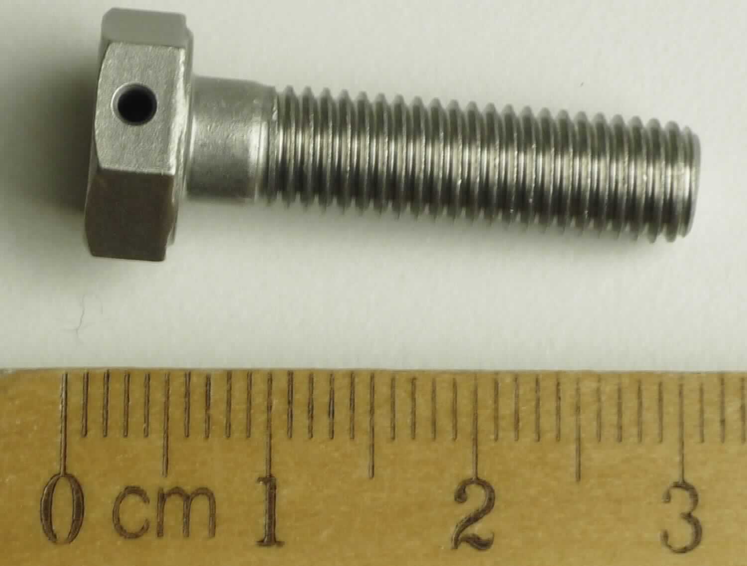 Es handelt sich um aus nicht rostendem Stahl gefertigte Schrauben mit einem Kopf mit einem Außensechskant und mit einem bis zum Kopf reichenden Gewinde (1/4 Zoll) sowie mit einem stumpfen Gewindeende. Der Kopf weist eine durchgehende Querlochung auf.
Sie werden als lösbare Verbindungselemente im zivilen Flugzeugbau verwendet.
Der Versand erfolgt nicht aus den Philippinen.
-Antragstellerangaben-
Gesamtlänge: etwa 30 mm.

Abbildung siehe Anlage.

Derartige Erzeugnisse gehören als "andere Schrauben aus nicht rostendem Stahl, mit Gewinde, mit Kopf mit Außensechskant" zum TARIC-Code 7318 1575 99.
