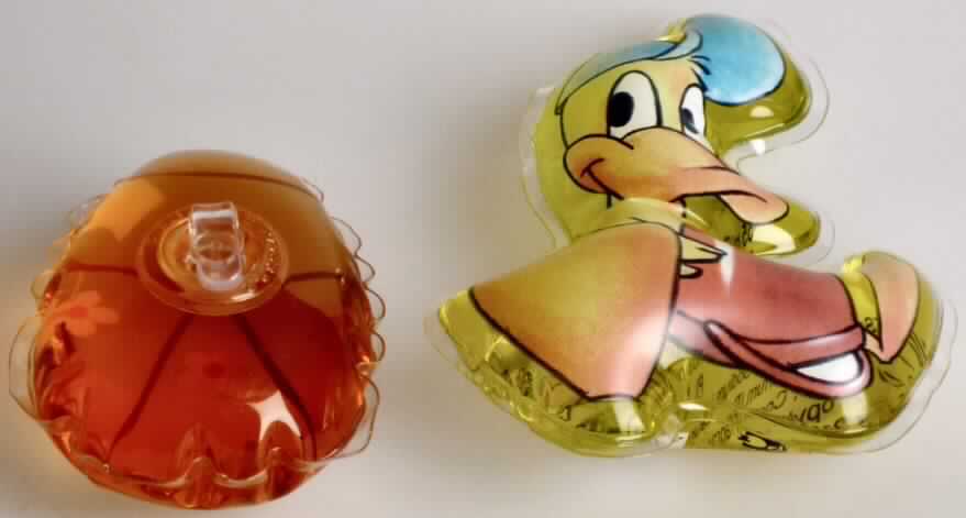 Angaben:
Mini-Duschgel in Kunststoffhülle; z.B. Donald Duck oder in Osterei-Form

Feststellungen:
farbiges Duschgel in einer durchsichtigen Kunststoffumschließung in Donald Duck bzw. in Osterei-Form; lt. Verpackungsaufdruck (am Beispiel Donald Duck-Form) setzt sich die Ware aus grenzflächenaktiven Substanzen (Sodium Laureth Sulfate, Cocamide DEA) sowie Duft- und Farbstoffen und weiteren zweckdienlichen Substanzen zusammen, Inhalt 55 ml Duschgel Banane & Zitrone

Befund: 
Organische, grenzflächenaktive Zubereitung zum Waschen der Haut, in Form einer Flüssigkeit oder Creme, in Aufmachung für den Einzelverkauf.
