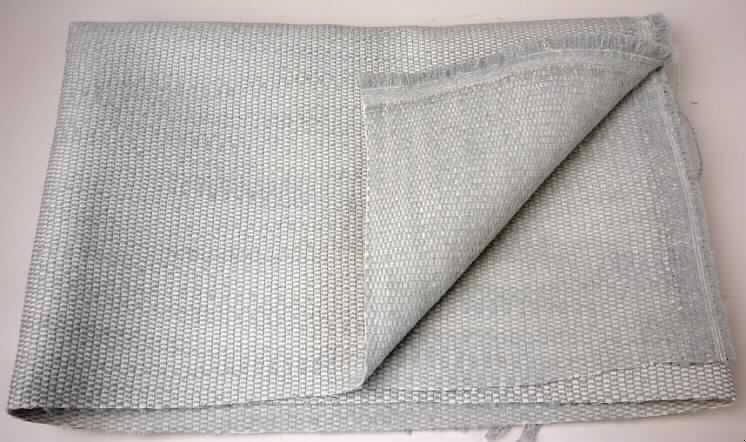 Gewebe, sog. Möbelbezugsstoff, Foto siehe Anlage,
- als Meterware; laut Antrag mit einer Breite von etwa 144 cm,
- laut Untersuchungsergebnis:
-- aus dünnen, hellen Kettgarnen aus Polyester-Spinnfasern und aus Schussgarnen (Effektzwirnen)
   aus dünnen, hellen Garnen aus Polyester-Spinnfasern und dicken, blauen Garnen aus
   Polyesterfilamenten und Polyesterspinnfasern;
   mit einem Gesamtanteil an:
--- Polyester-Spinnfasern (synthetische Spinnfasern) von ca. 90 - 92 GHT,
--- Polyester-Filamenten (synthetische Filamente) von ca. 8 - 10 GHT,
-- buntgewebt,
-- auf der Rückseite geraut und mit Kunststoff getränkt (mit dem bloßen Auge nicht 
   wahrnehmbar).

"Gewebe aus synthetischen Spinnfasern, mit einem Anteil an diesen Spinnfasern von mehr als 85 GHT,
 mit einem Anteil an Polyester-Spinnfasern von mehr als 85 GHT, buntgewebt"