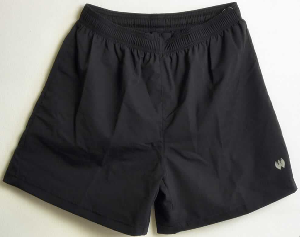 Badehose, sog. Short, Art. Blackhawk 86AS00, Größe L, Foto siehe Anlage,
- aus 0,3 mm dicken, einfarbigen Geweben aus laut Antrag 100 % Polyester (synthetische 
  Chemiefasern); an den Hosenbeinen und im Bereich des Bundes mit Einsätzen aus 
  durchbrochenen Gewirken,
- in der Taille mit einem ca. 4 cm breiten, elastischen Taillenbund, mit Zugkordel,
- ohne Öffnung und ohne Verschluss, ohne Hinweise auf den Trägerkreis (unisex),
- hinten mit einer eingesetzten Tasche mit Reißverschluss,
- mit einer am Bund eingenähten Innentasche mit Überlappverschlusssystem, das den
  vollständigen Verschluss der Tasche gewährleistet,
- mit kurzen Hosenbeinen, die nicht die Knie bedecken (Seitenlänge: 42 cm),
- mit einem Innenslip; an den Beinabschlüssen gesäumt,
- kennzeichnet sich nach Material, Schnitt und Aussstattung als Badehose (Badeshorts),
  somit keine kurze Hose der Position 6204.

"Badehose, aus Geweben, für Frauen"