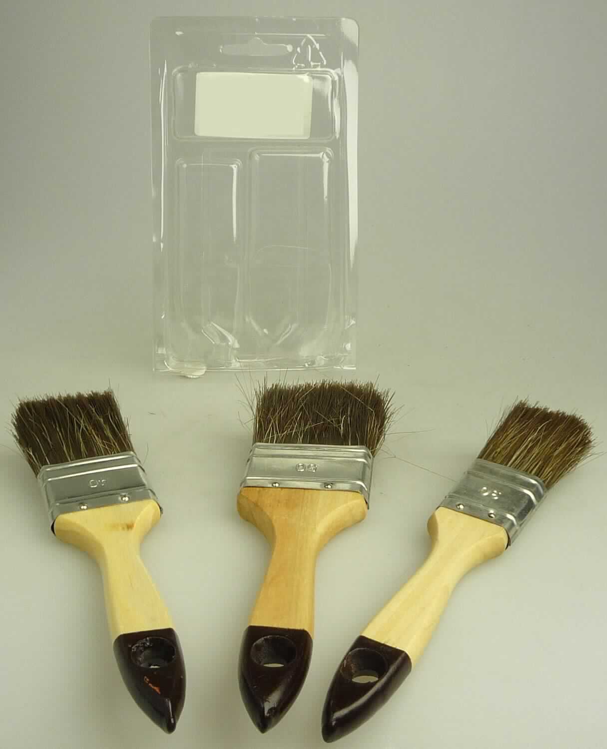 Bei der als "Flachpinsel-Lasurset" bezeichneten Ware handelt es sich um drei verschiedene Flachpinsel zum Auftragen von Farbe bzw. Lack.
Die gemeinsam aufgemachten Pinsel bestehen jeweils aus einem Stiel aus Holz, einer Zwinge aus Metall und Schweineborsten als Einzugsmaterial (mit 30 mm, 40 mm und 50 mm Breite).

Die Pinsel sind jeweils als "Pinsel, zum Auftragen von Anstrichfarben, Lack oder dergleichen" einzureihen.