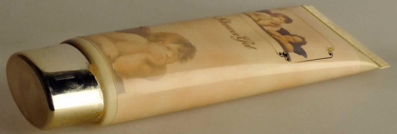 Angaben:
Duschgel in Tube; z.B. Shower Gel Design Raffael Engel

Feststellungen:
Kunststofftube mit Aufdruck: 120 ml Shower Gel Vanilla, Inhaltsstoffe: grenzflächenaktive Substanzen (Sodium Laureth Sulfate, Cocamidopropyl Betaine), Duft- und Farbstoffe sowie weitere zweckdienliche Substanzen 
Inhalt: klares, nach Vanille riechendes Gel, in Wasser stark schäumend

Befund:
Organische, grenzflächenaktive Zubereitung zum Waschen der Haut, in Form einer Flüssigkeit oder Creme, in Aufmachung für den Einzelverkauf.