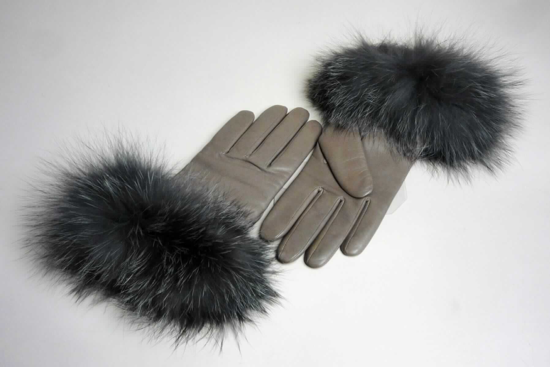 Handschuhe aus Leder, Art. 11012-371 "Fuchsstulpe", Foto siehe Anlage, 
- als Fünffingerhandschuhe gearbeitet, 
- aus lt. Antrag Leder, 
- gefüttert (lt. Antrag 100% Cashmere), 
- am Bund mit einem angenähten Besatz (Stulpe) aus Pelzfellen (lt. Antrag Fuchsfell), 
- ohne funktionelle Merkmale von Schutzhandschuhen.

"Bekleidungszubehör (Fingerhandschuhe), aus Leder, keine Spezialsport- oder Schutzhandschuhe"