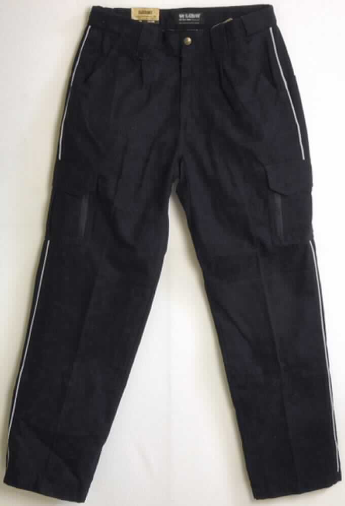 Lange Hose (Arbeitshose), sog. Hose, Art. Blackhawk 86TP04NA, Größe 36 (Weite) / 34 (Länge), Foto siehe Anlage,
- aus 0,5 mm dicken, einfarbigen, strapazierfähigen Geweben aus lt. Antrag 100 % Baumwolle,  
- in der Taille abschließend mit einem angesetzten, teilweise elastischen Bund mit 
  Gürtelschlaufen; innen mit einem Streifen aus lt. Antrag Silikon ausgestattet, der das 
  Herausrutschen des Hemdes verhindern soll,
- vorn mit einer bis zum Schritt reichenden Öffnung mit Reißverschluss und Patte von links über rechts
  (Männerkleidung), die im Bund mit einem Metallknopf geschlossen wird,
- mit zwei eingesetzten Taschen vorn sowie zwei aufgesetzten, offenen Gesäßtaschen und 
  einer eingesetzten Gesäßtasche mit Reißverschluss, seitlich mit zwei aufgesetzten Taschen 
  mit Patte und Klettverschluss sowie seitlichem Reißverschluss, 
- entlang der Seitennähte mit reflektierenden Paspeln ausgestattet,
- in Kniehöhe innen mit eingesetzten Taschen ausgestattet, die lt. Antrag dem Einschieben
  von Knieschonern dienen,
- mit knöchellangen Hosenbeinen; an den Abschlüssen gesäumt, 
- aufgrund des strapazierfähigen Materials, des zweckbestimmten Zuschnitts (Gestaltung 
  des elastischen Bundes) und der Ausstattung (Kniepolstertasche, rutschhemmender Silikonstreifen) 
  erkennbar dazu bestimmt, ausschließlich oder hauptsächlich zum Schutz der Person und / 
  oder der Kleidung bei der Ausübung einer beruflichen Tätigkeit getragen zu werden.

"Lange Hose (Arbeitskleidung) aus Geweben, für Männer, aus Baumwolle"