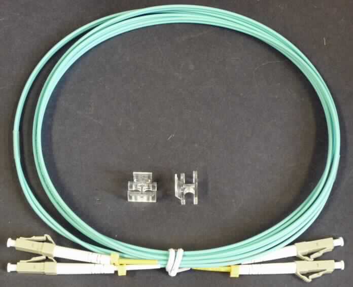 Lichtwellenleiter - Patchkabel, 
bestehend aus zwei leicht trennbaren separaten Kabeln (Zipcord). Diese Kabel bestehen jeweils aus einem Lichtwellenleiter, welcher mit einem PVC-Außenmantel ausgestattet ist. Der Kerndurchmesser beträgt 50 µm und der Gesamtdurchmesser 125 µm. Das Kabel ist 2 m lang und an den Enden mit LC Duplex Steckern versehen.

Die Ware ist als "Kabel aus einzelnen umhüllten, optischen Fasern, mit Anschlussstücken versehen" einzureihen.