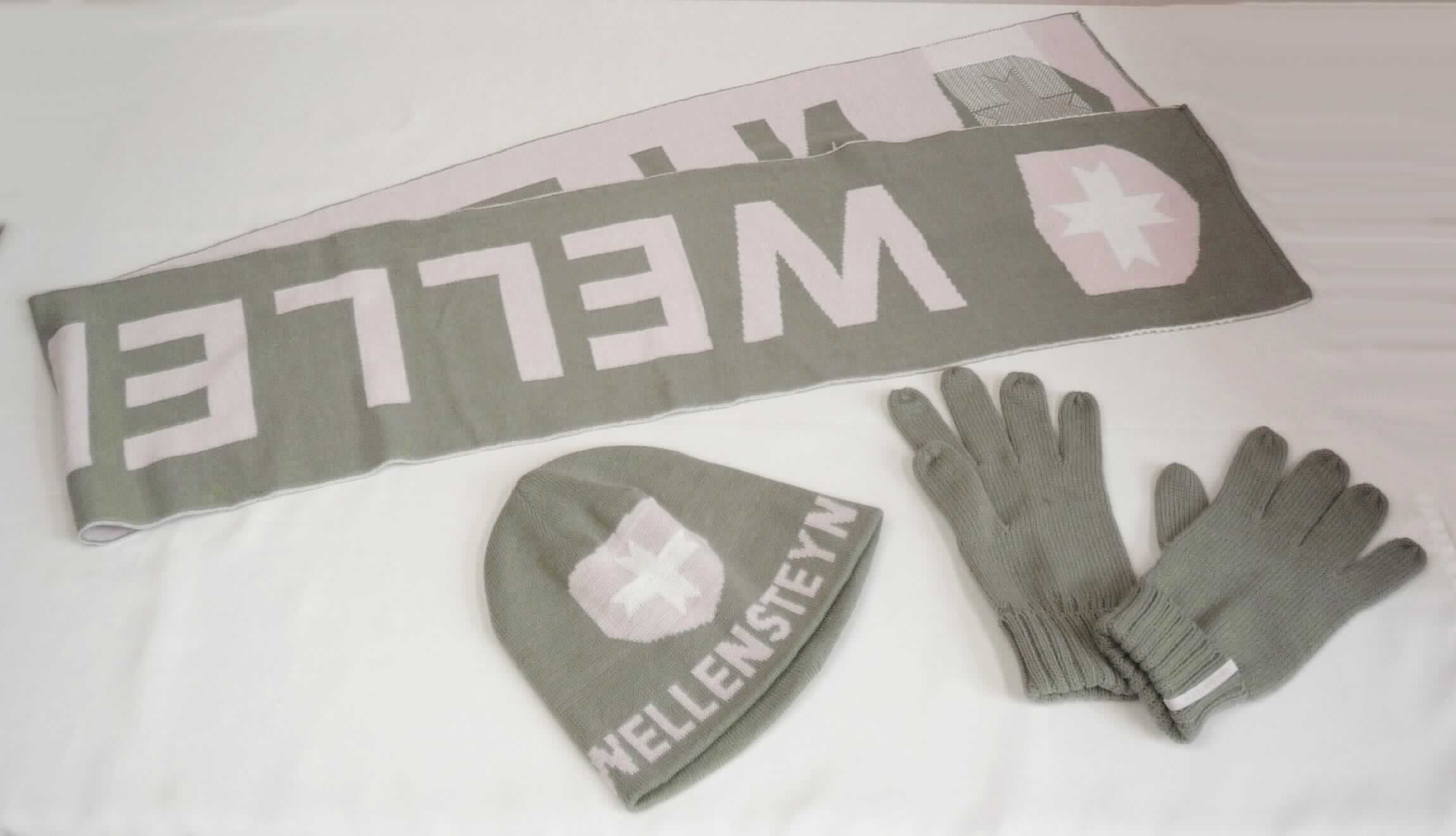Set (Mütze, Schal und Handschuhe), Art. SM14185, in Erwachsenengröße, Foto siehe Anlage,
- Warenzusammenstellung, bestehend aus einer Mütze, einem Paar Handschuhen und einem Schal,
- zur Befriedigung eines speziellen Bedarfs zusammengestellt und gemeinsam in einem Polybeutel für den 
  Einzelverkauf aufgemacht,
- alle Gewirke aus laut Antrag 100 % Acryl (synthetische Chemiefasern),
- Mütze:
-- aus buntgewirkten Gewirken,
-- mit einem Kopfumfang von ca. 50 cm,
-- doppellagig gearbeitet, der Kopfform angepasst hergestellt,
-- ohne Schirm,
- Schal:
-- aus ca. 2 mm dicken, buntgewirkten Gewirken,
-- flachliegend in den Abmessungen (L x B): ca. 182 cm x 24 cm,
-- an den Schmalseiten mit Überwendlichnähten gesäumt, somit konfektioniert,
-- kennzeichnet sich als individuelles (selbstständiges) Einzelstück, das eine Ergänzung von Kleidung darstellt,
- Handschuhe:
-- als Fünffingerhandschuhe gearbeitet,
-- aus einfarbigen Gewirken,
-- mit einer doppellagigen, gerippt gewirkten Stulpe,
-- abgepasst gewirkt,
- insbesondere im Hinblick auf den Umfang bestimmt der Schal den Charakter der Warenzusammenstellung, damit
  keine Einreihung in die Position 6505.

"Anderes konfektioniertes Bekleidungszubehör (Schal), aus Gewirken"
