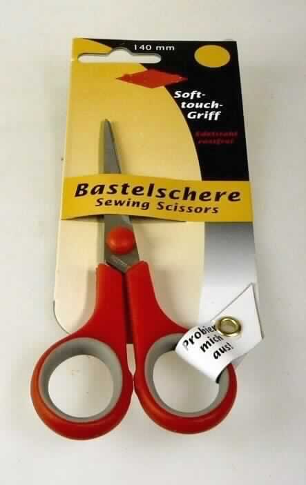 Schere

- mit freiem Arm zu handhabendes Erzeugnis

- aus zwei um einen Stift x-förmig beweglich gelagerten Scherenblättern aus Stahl,
  die mit zwei Griffschalen aus Kunststoff verbunden sind

- zur leichteren  Handhabung sind die Enden der Griffschalen jeweils zu einer Öse zum
  Durchstecken des Daumens oder eines anderen Fingers ausgearbeitet

- aufgemacht auf einer Unterlage aus Pappe

Abbildung siehe Anlage.

Derartige Erzeugnisse gehören als "Scheren, mit arbeitendem Teil  aus unedlem Metall" zum
TARIC-Code 8213 0000 00.